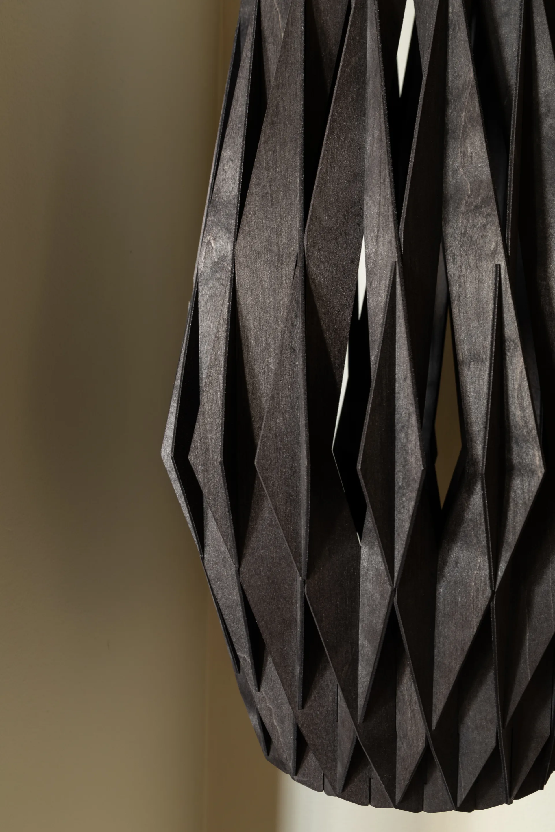 Pilke Signature pendel 20/42 cm, Sort Pilke