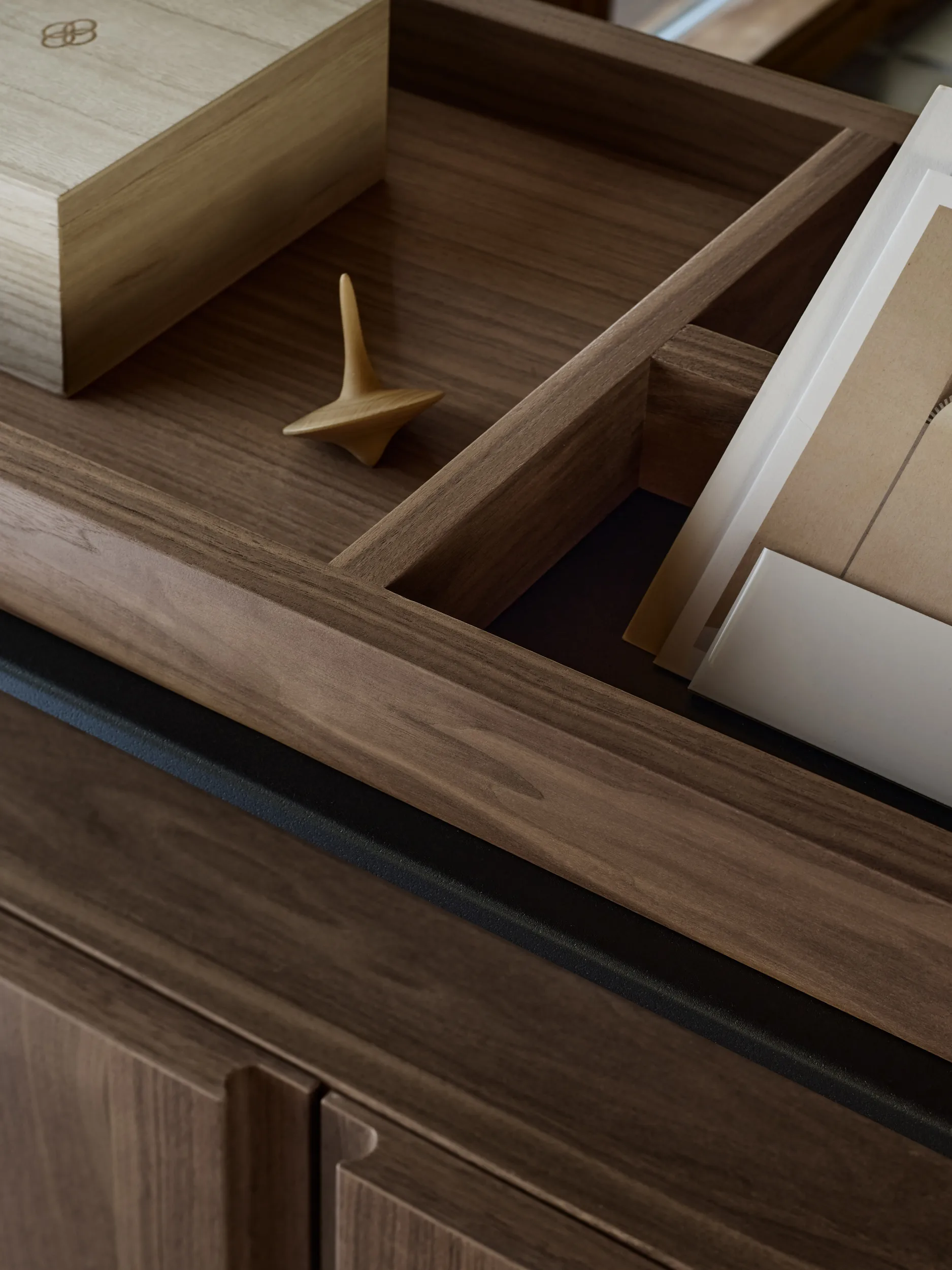 Pira G2 hyldesystem F C B Black/Walnut 240-247 cm Pira