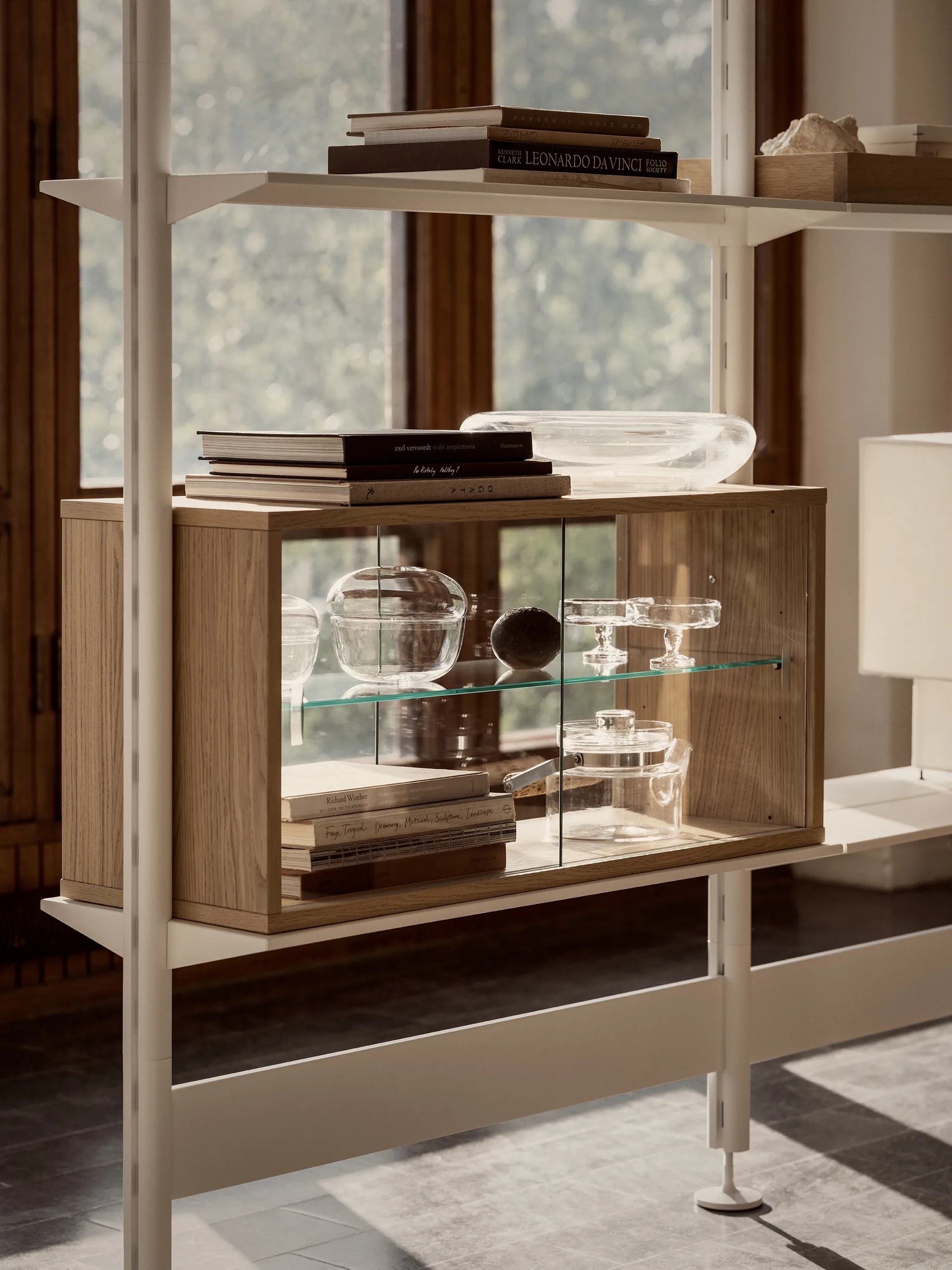 Pira vitrineskab, Hvidolieret eg-klarglas, 70x31 cm, glasryg Pira