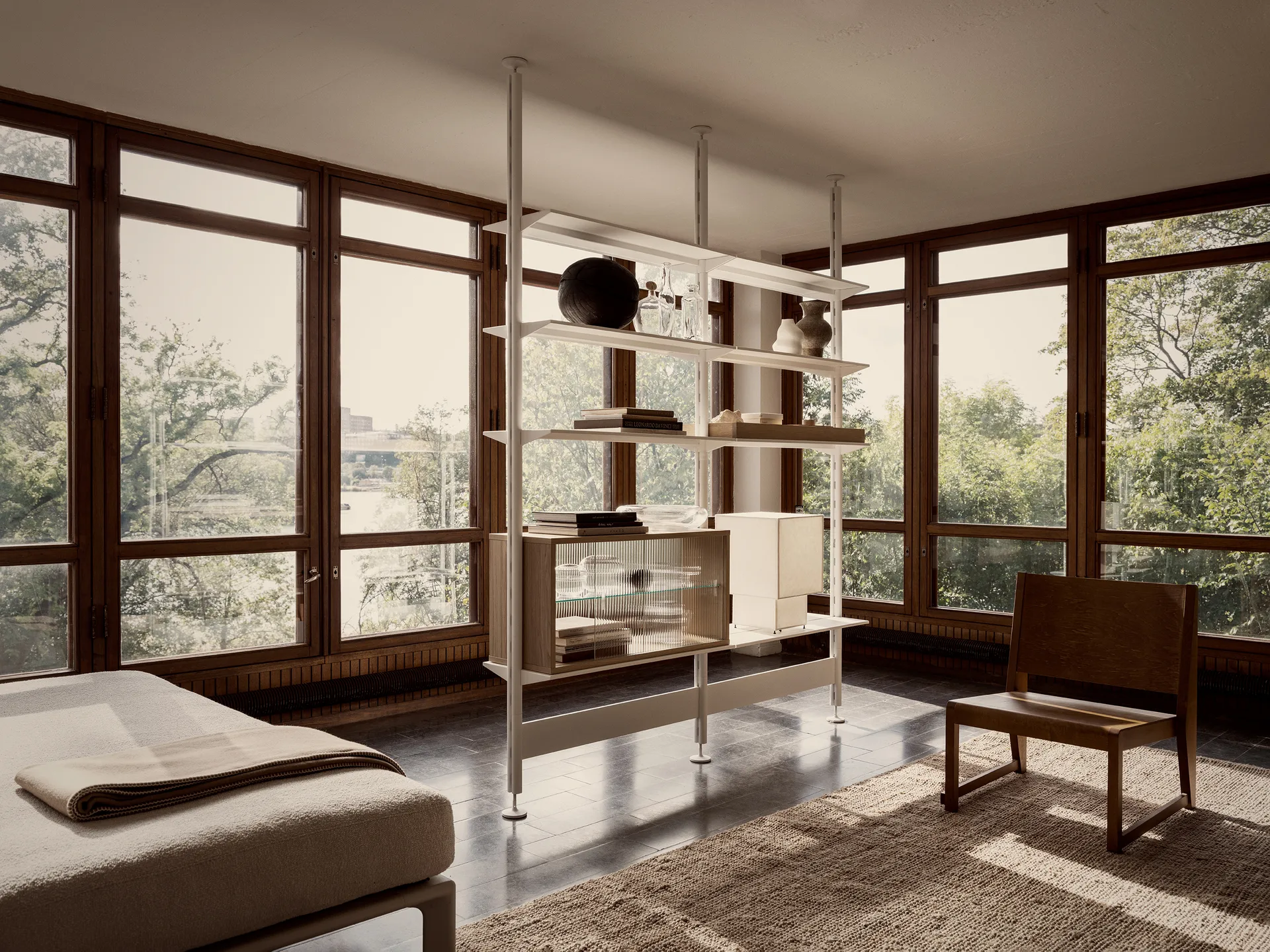 Pira vitrineskab, Hvidolieret eg-riflet glas, 70x31 cm, 4 døre Pira