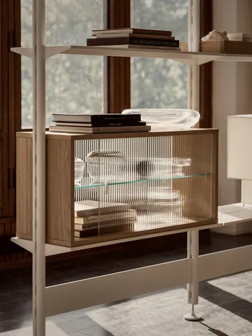 Pira vitrineskab - Hvidolieret eg-riflet glas, 70x31 cm, glasbagside - Pira