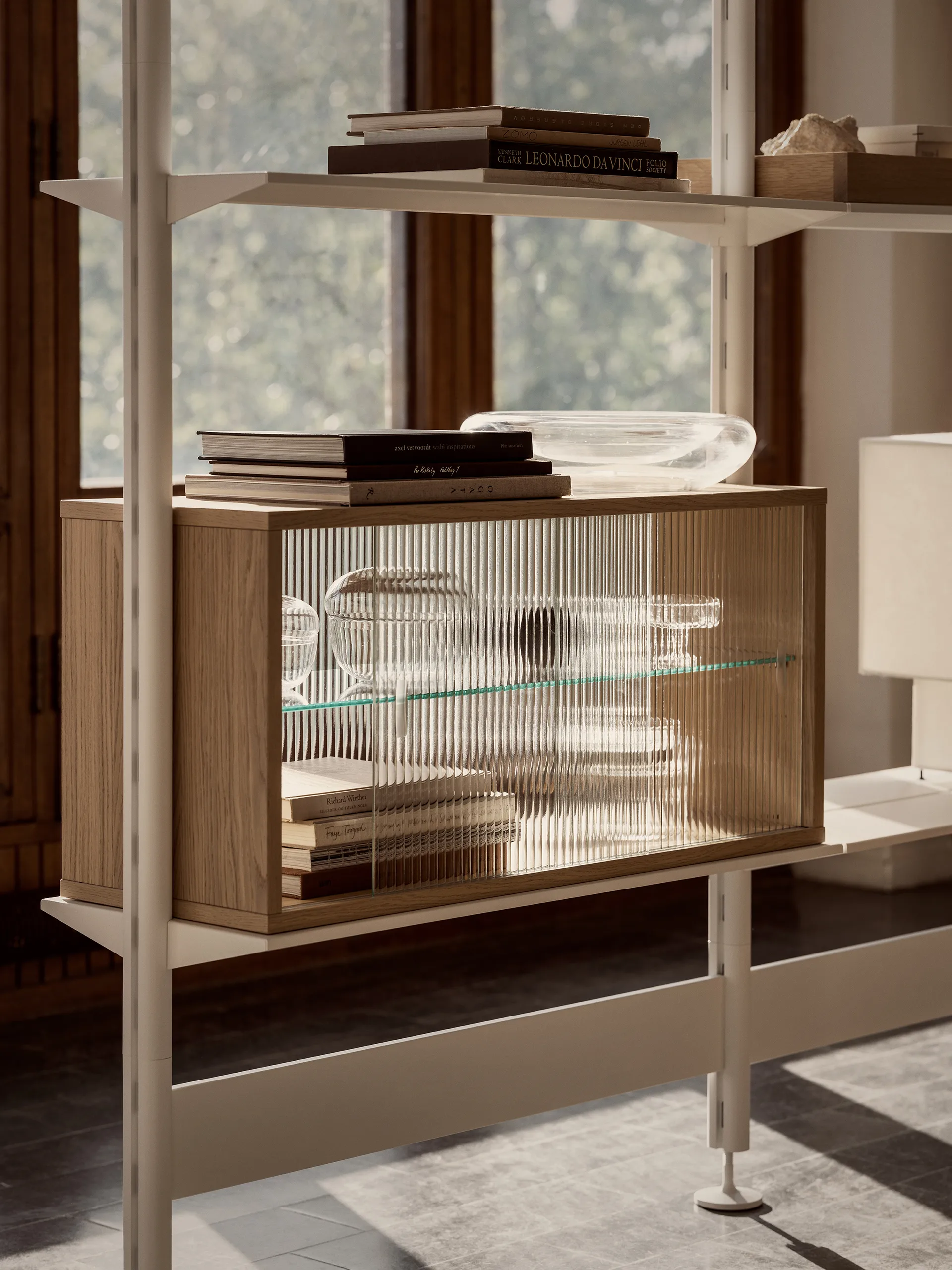 Pira vitrineskab, Hvidolieret eg-riflet glas, 90x31 cm, 4 døre Pira