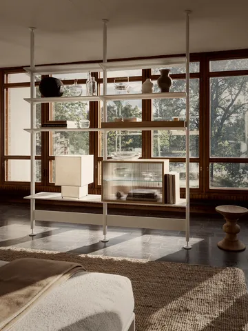 Pira vitrineskab - Hvidolieret eg-riflet glas, 90x31 cm, 4 døre - Pira