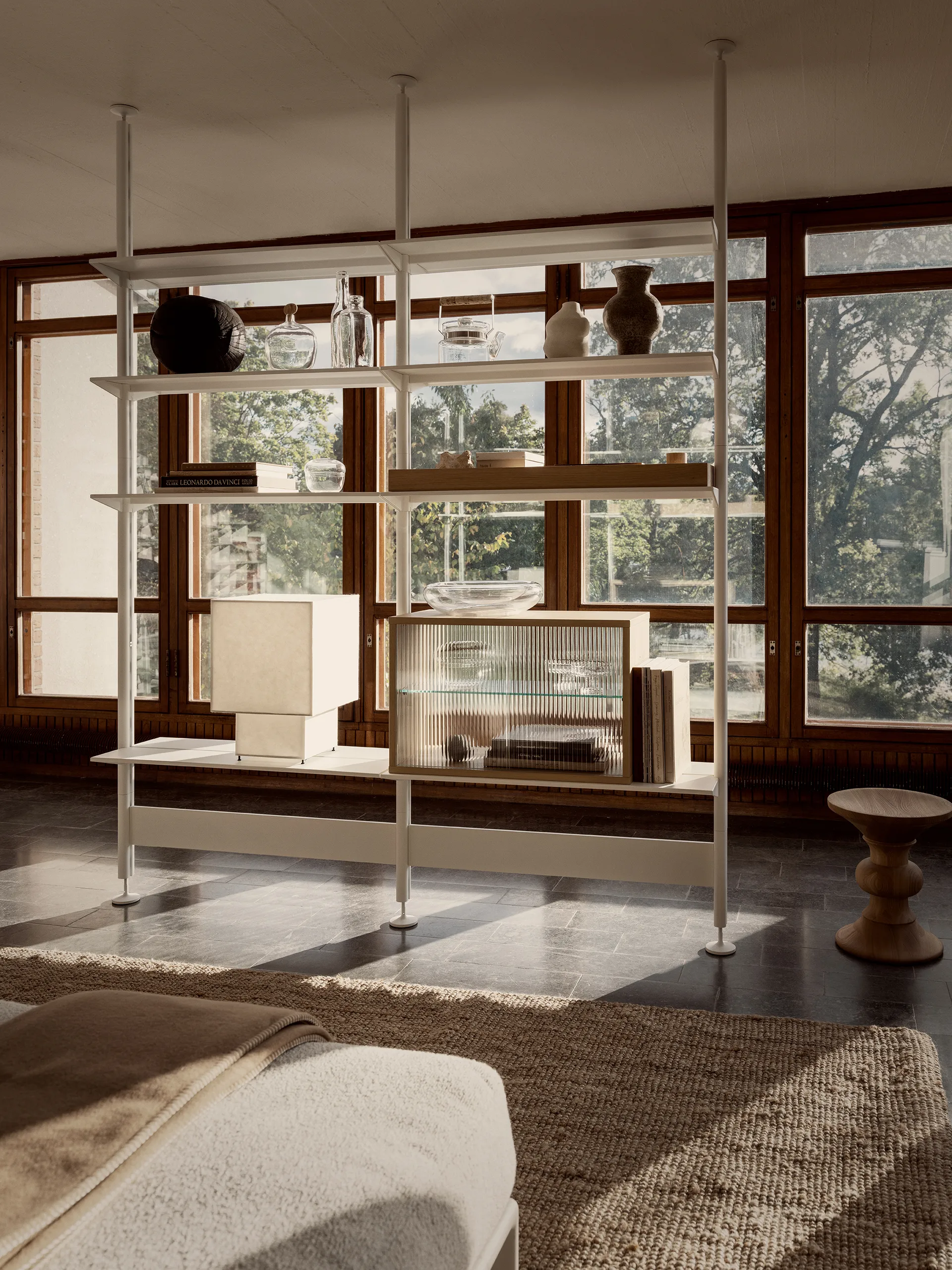 Pira vitrineskab, Hvidolieret eg-riflet glas, 90x31 cm, glasryg Pira