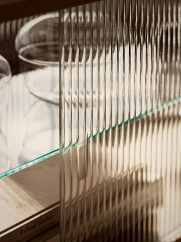 Pira vitrineskab - Valnød-riflet glas, 70x31 cm, 4 døre - Pira