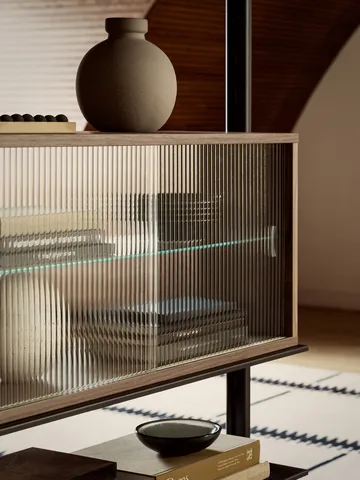 Pira vitrineskab - Valnød-riflet glas, 90x31 cm, glasryg - Pira