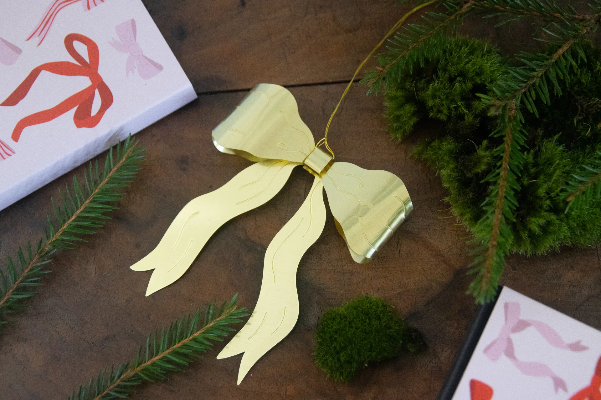 Bow dekorationsophæng, Guld Pluto Design