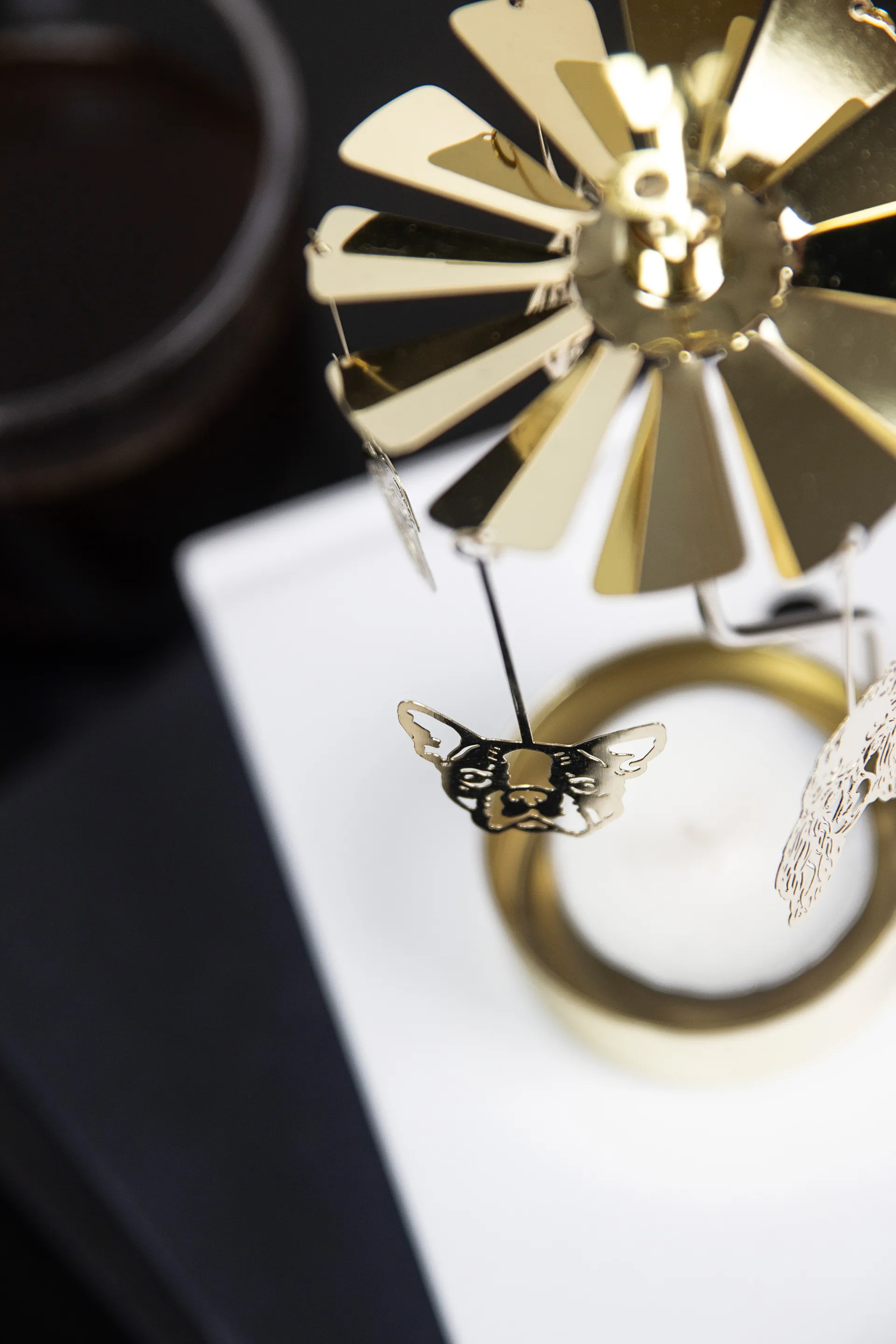 "Hundfamilj" englespil, Guld Pluto Design