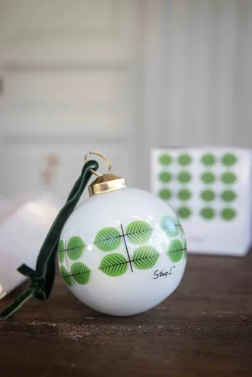 Stig L Berså julekugle Ø8 cm - Hvid-grøn - Pluto Design