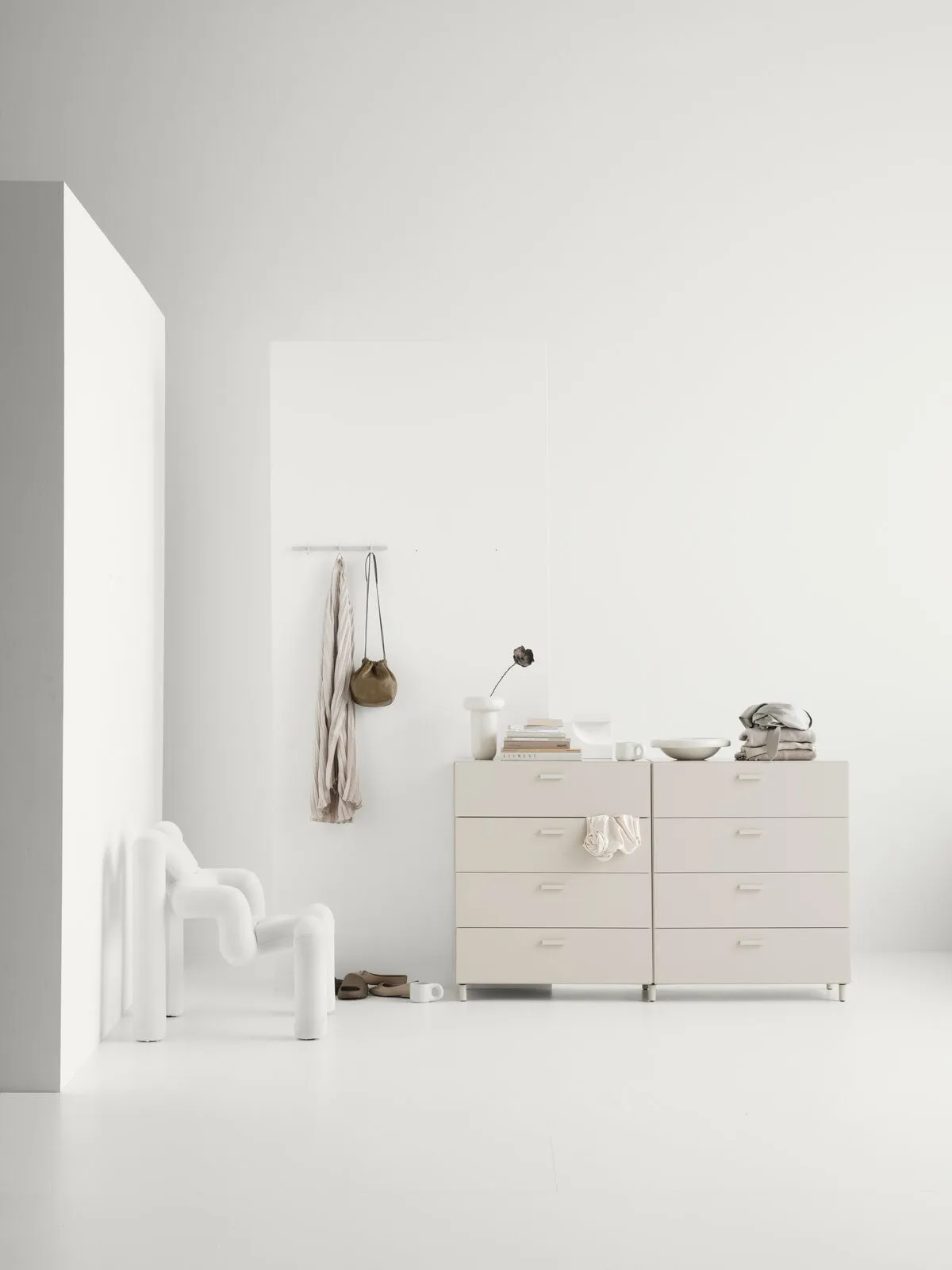 Relief bred kommode med ben 82x92,2 cm beige,  Relief