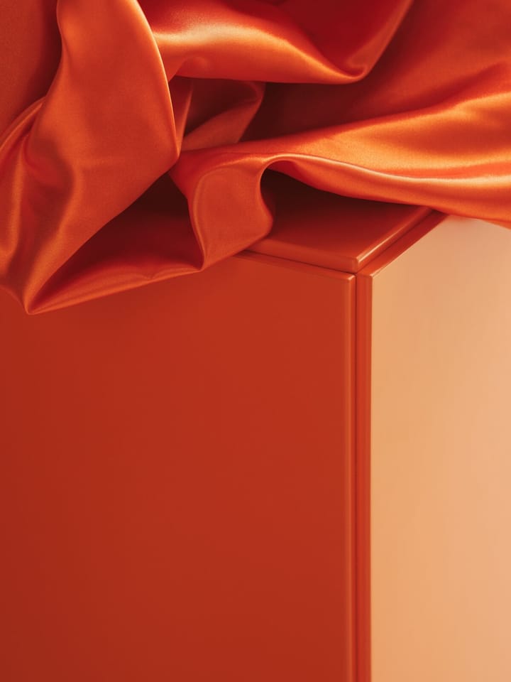 Relief bred kommode med ben 82x92,2 cm orange - undefined - Relief