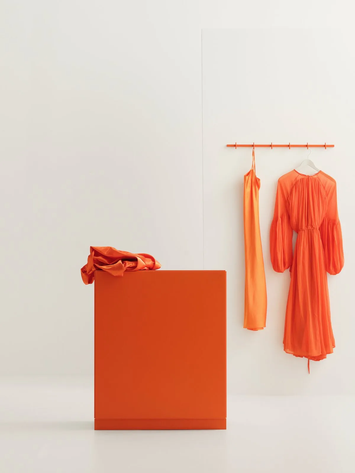Relief høj kommode med ben 41x115 cm orange,  Relief