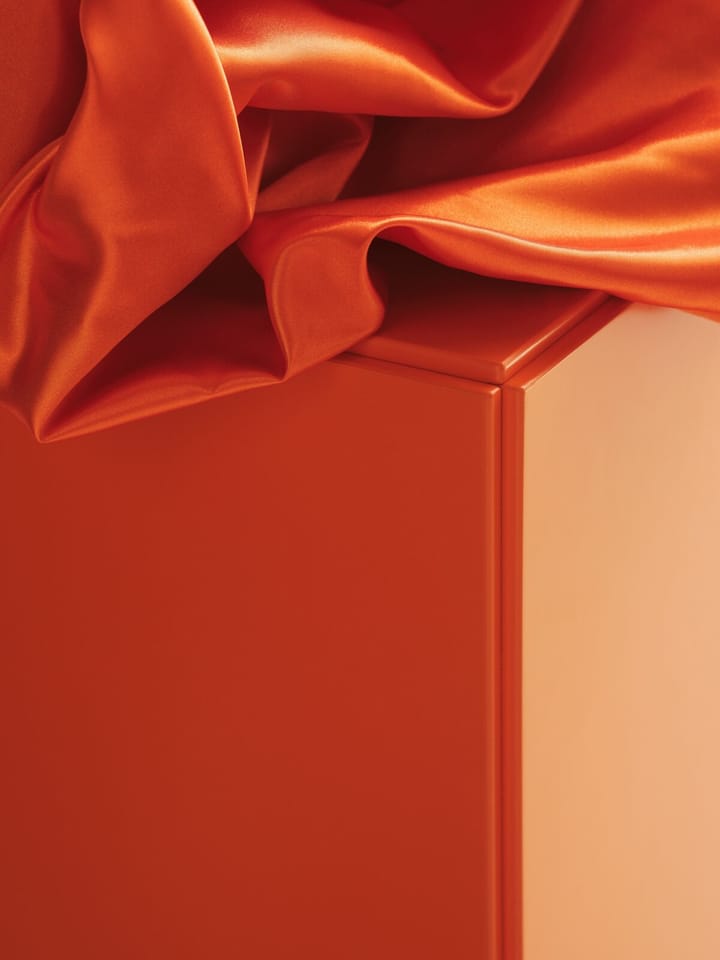 Relief lav kommode med ben 123x46,6 cm orange Relief
