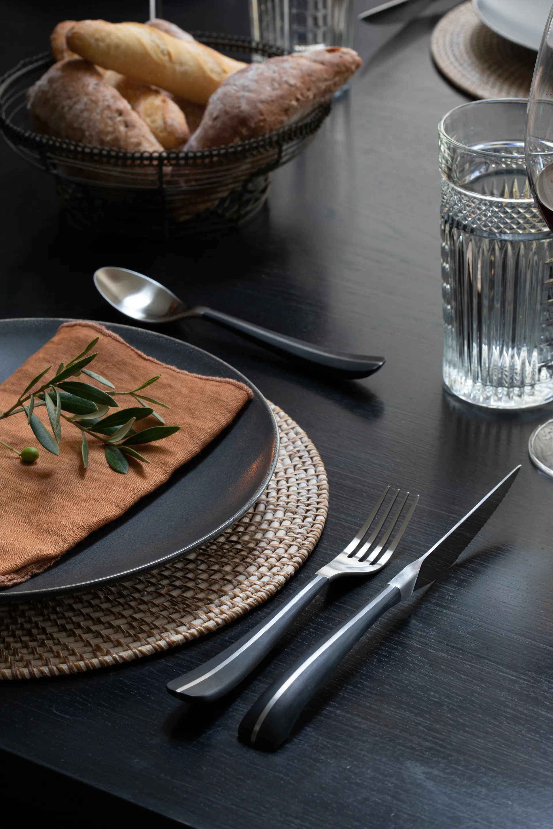 Contour bestik 24 dele, Sort Robert Welch