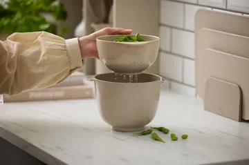 NEW Margrethe skål med dørslag - Humus, 1,5 liter - Rosti