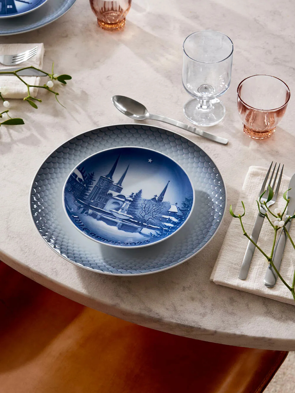 Bing & Grøndahl Collectibles juletallerken 2023, Christmas in Roskilde Ø18 cm Royal Copenhagen