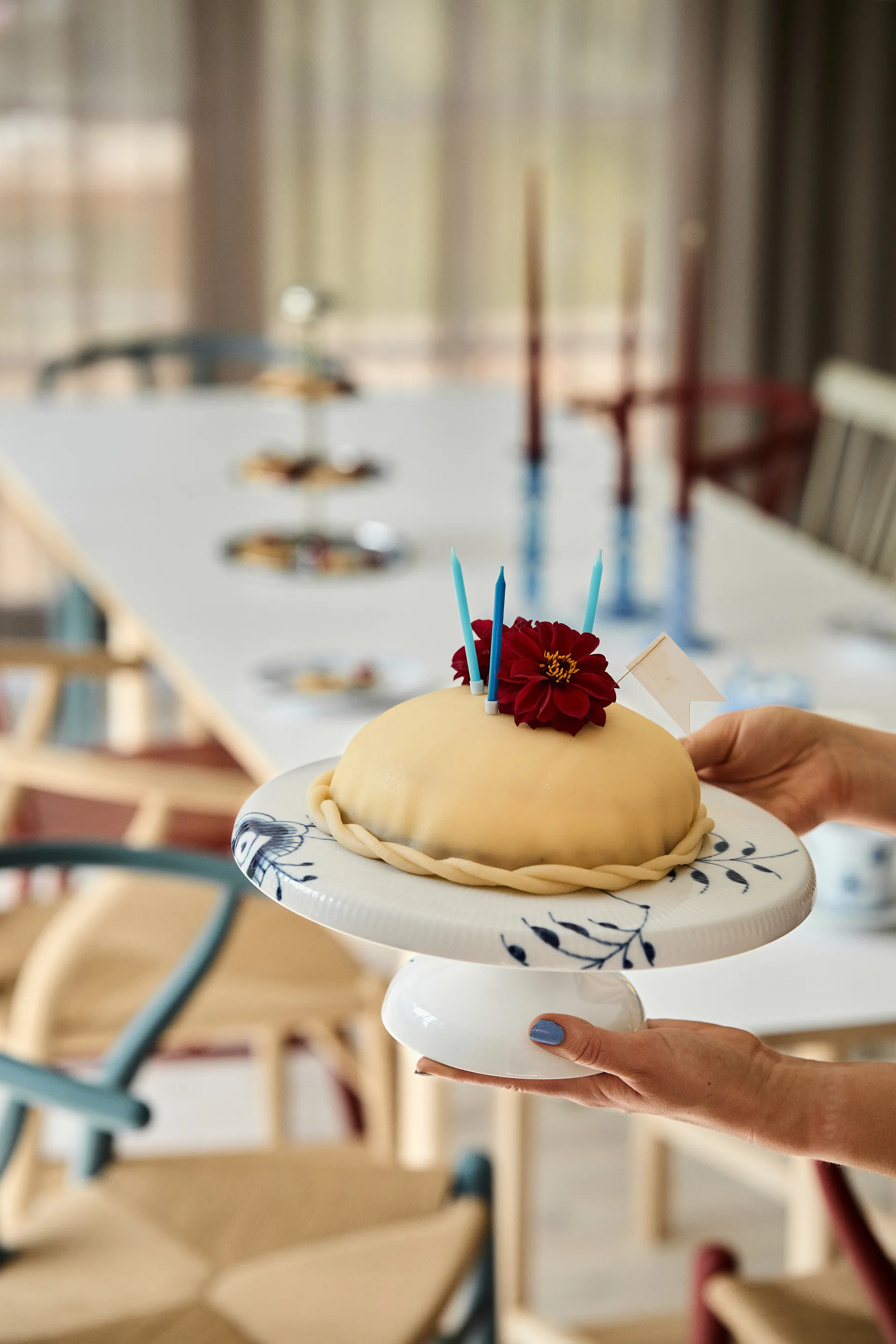 Blå Mega Riflet fad på fod, 29,5 cm Royal Copenhagen