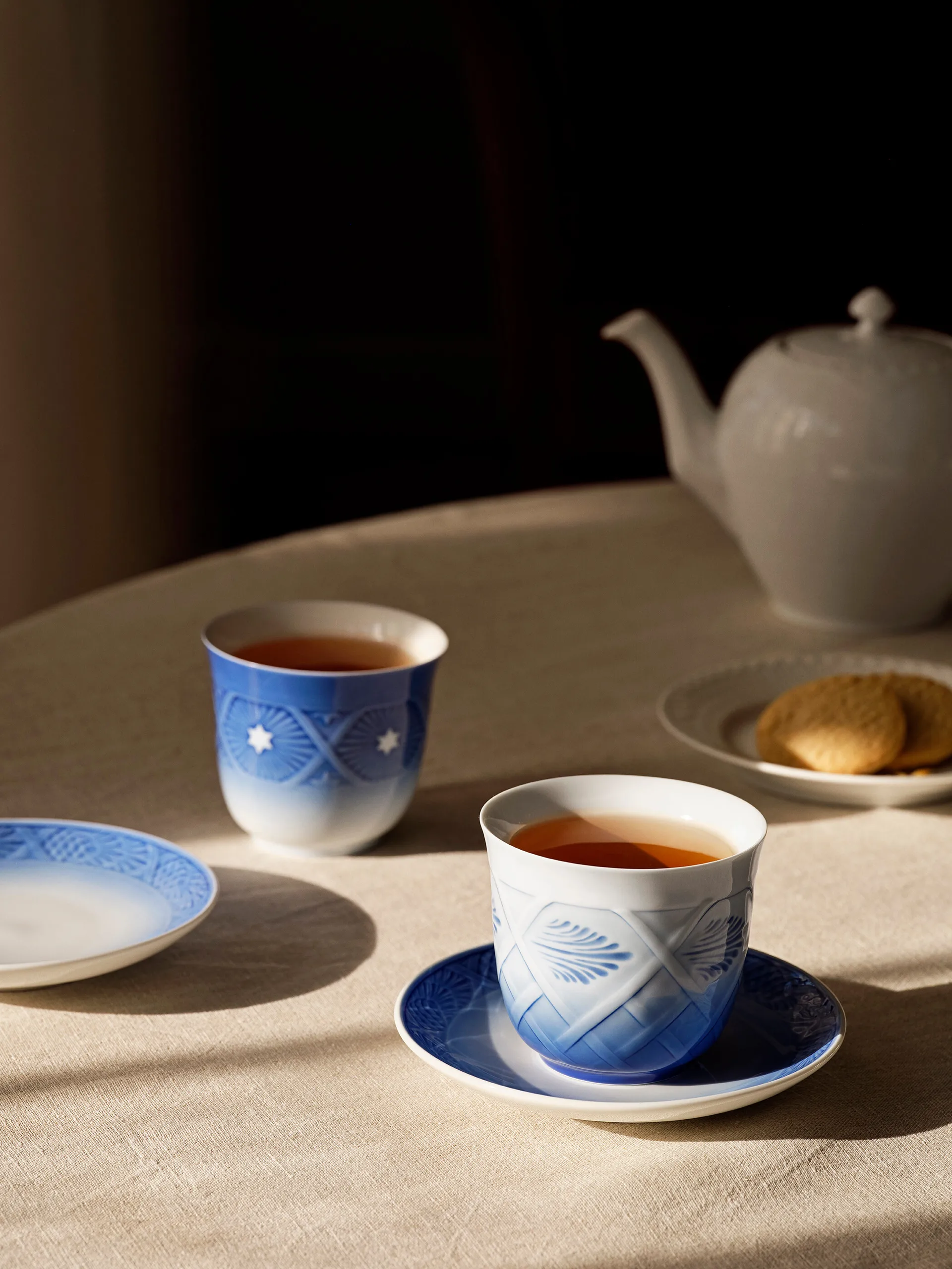Blue Collectibles 2023 krus 26 cl & fad Ø15,5 cm, Blå/Hvid Royal Copenhagen