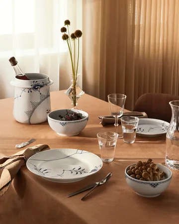 Blue Fluted Mega Limited Edition desserttallerken Ø22 cm - White-blue - Royal Copenhagen