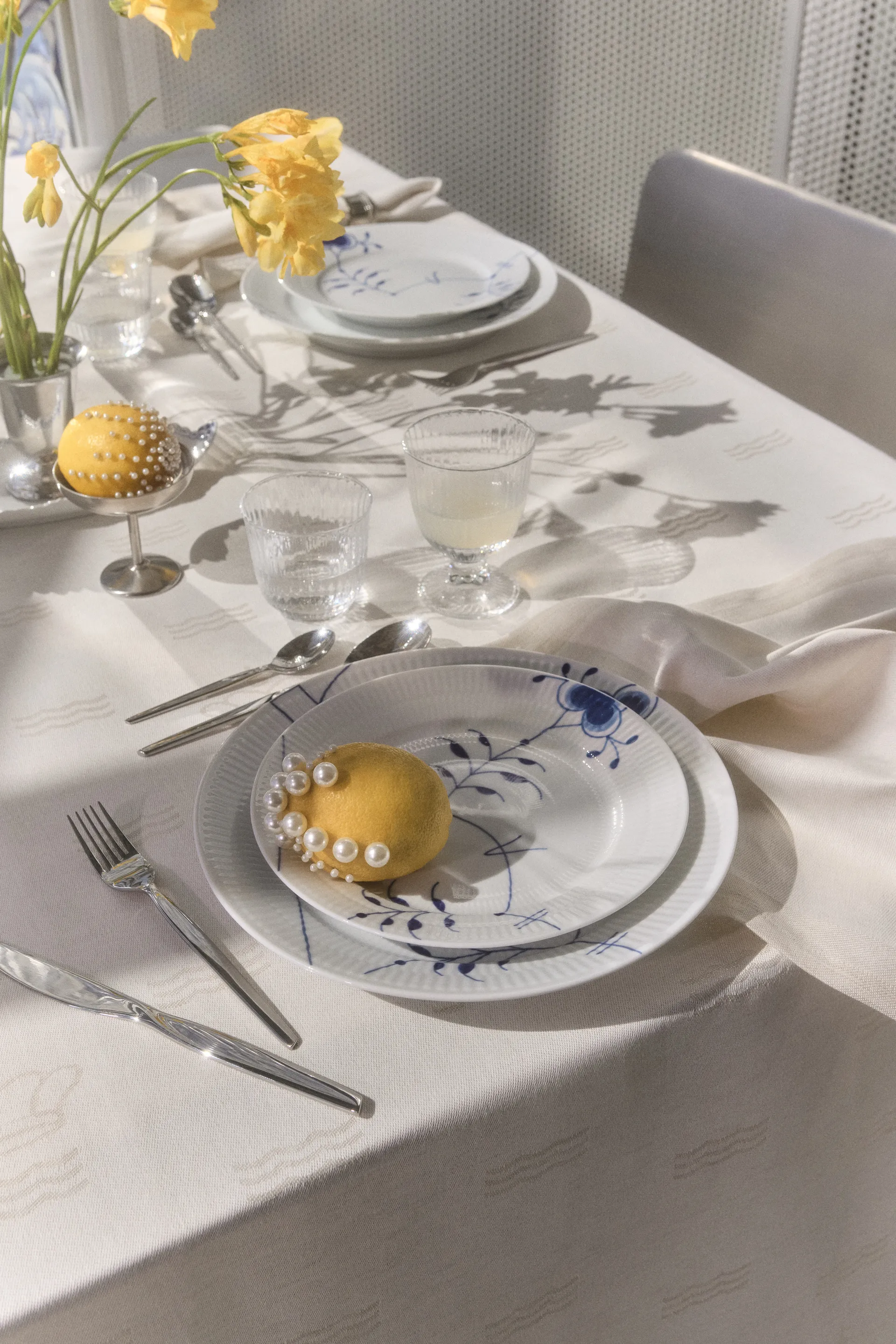 Blue Fluted Mega Limited Edition tallerken Ø27 cm, White-blue Royal Copenhagen