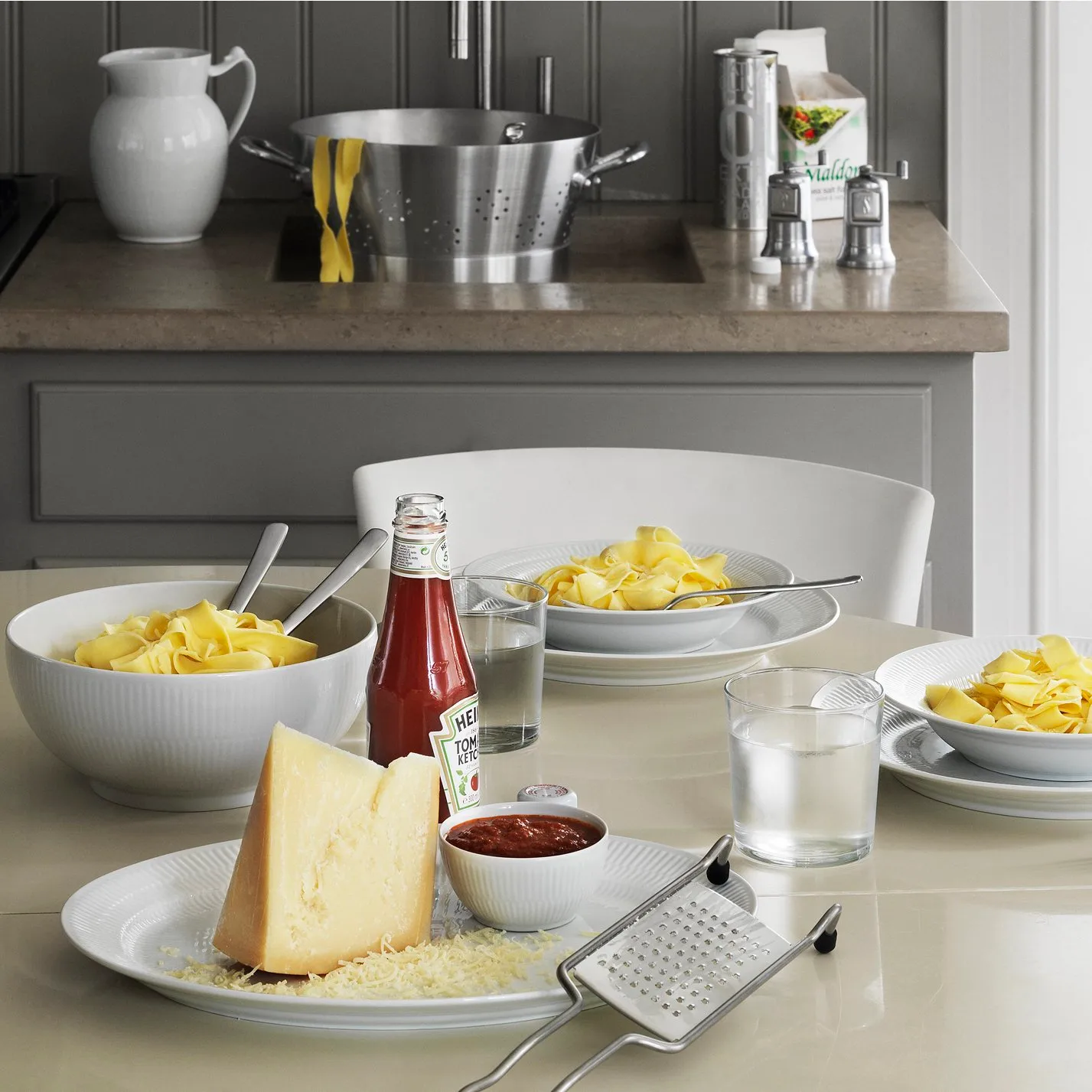 Hvid Riflet ovalt fad, Ø 33 cm Royal Copenhagen