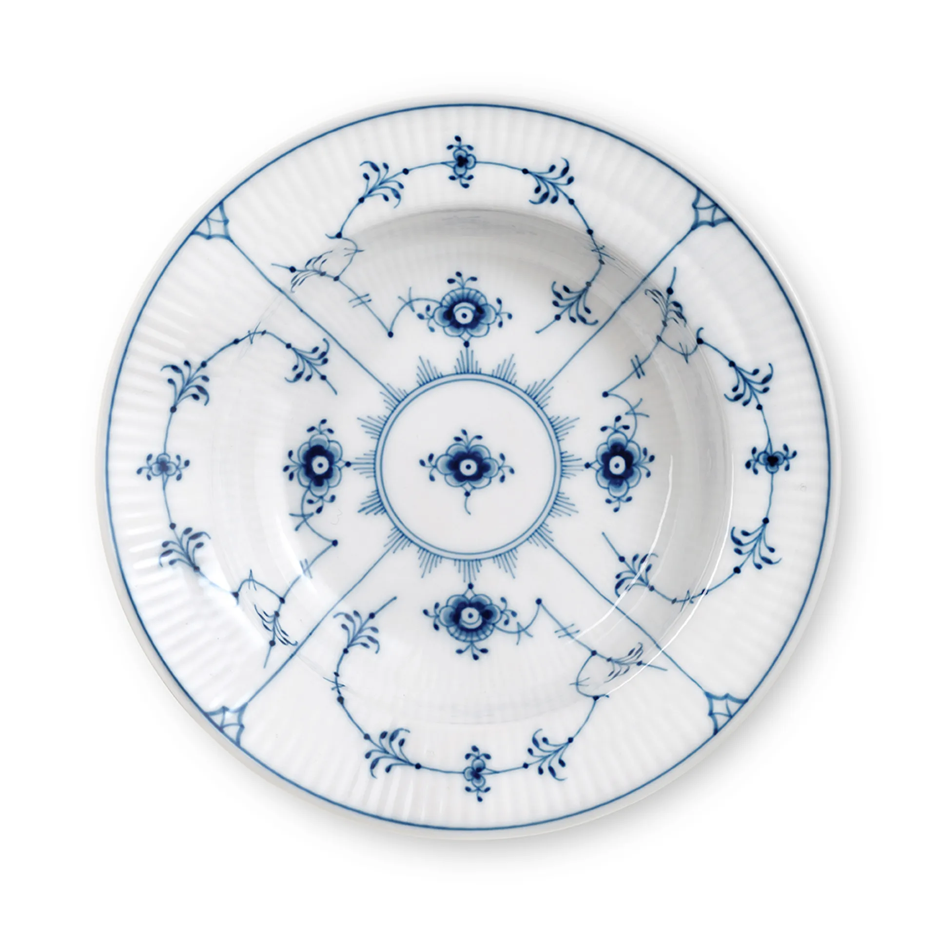 Musselmalet riflet dyb tallerken med åben kant, Ø17 cm Royal Copenhagen