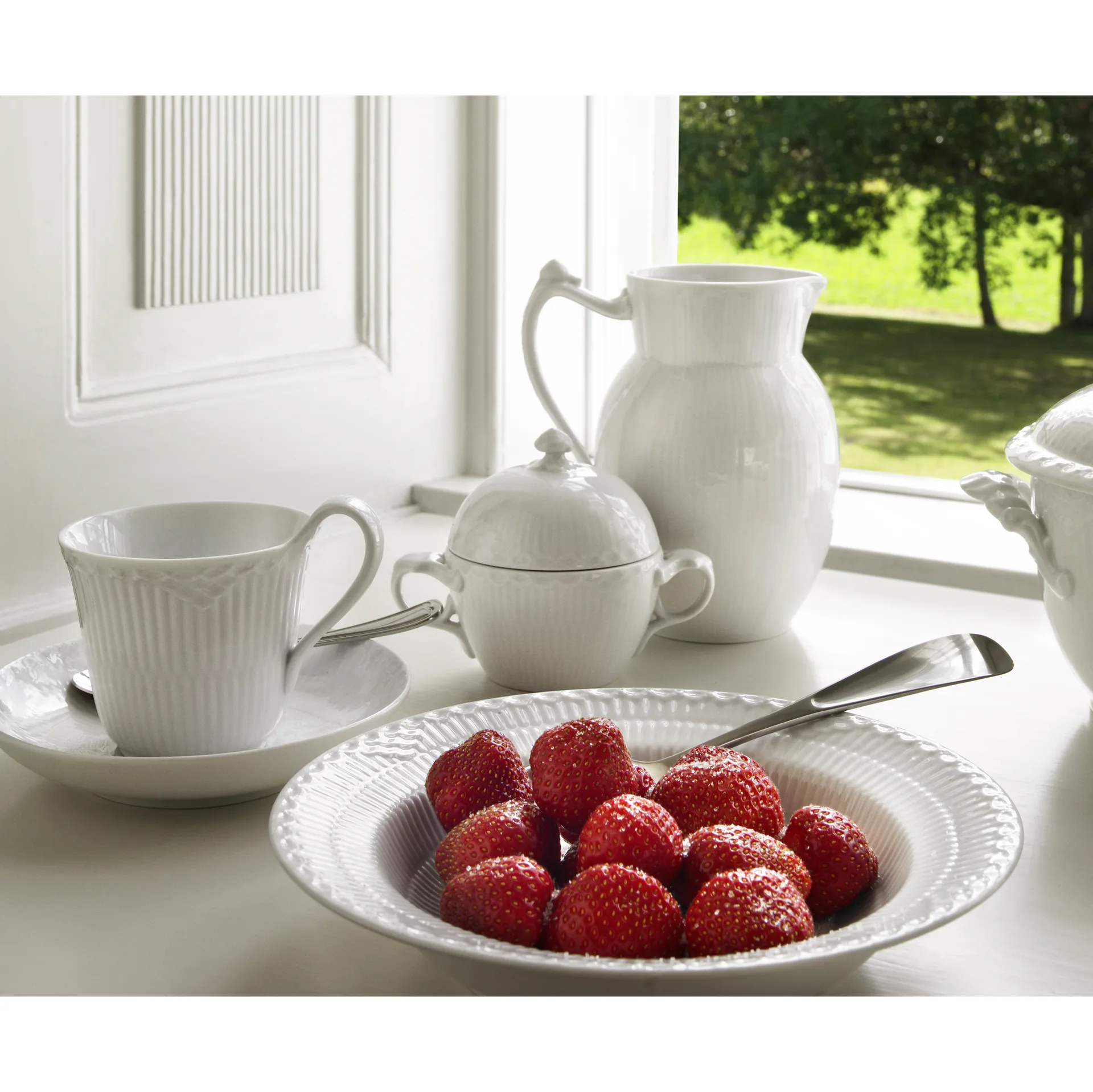 White Fluted Half Lace sukkerskål med låg, 20 cl Royal Copenhagen