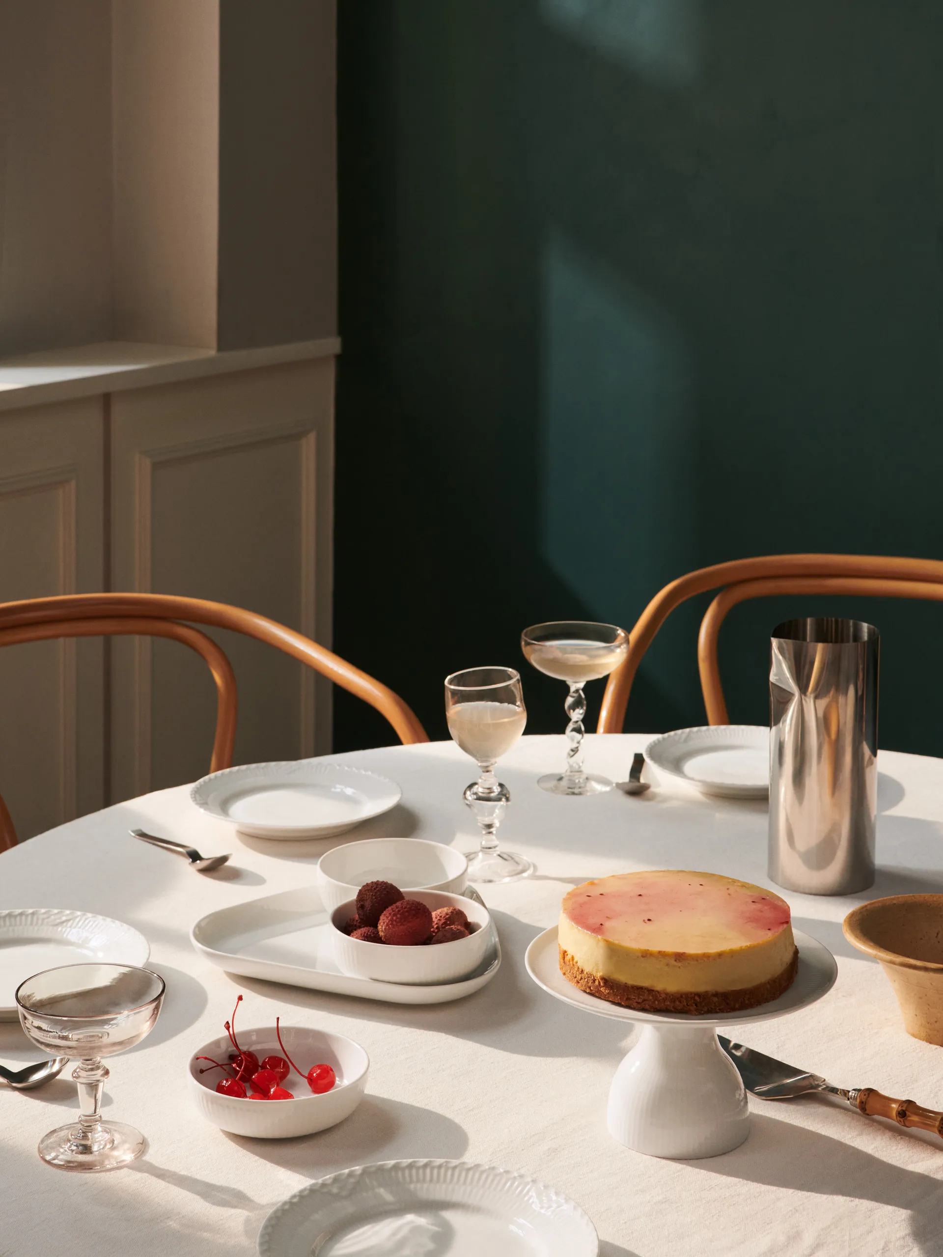 White Fluted tærtefad på fod Ø20 cm, Hvid Royal Copenhagen