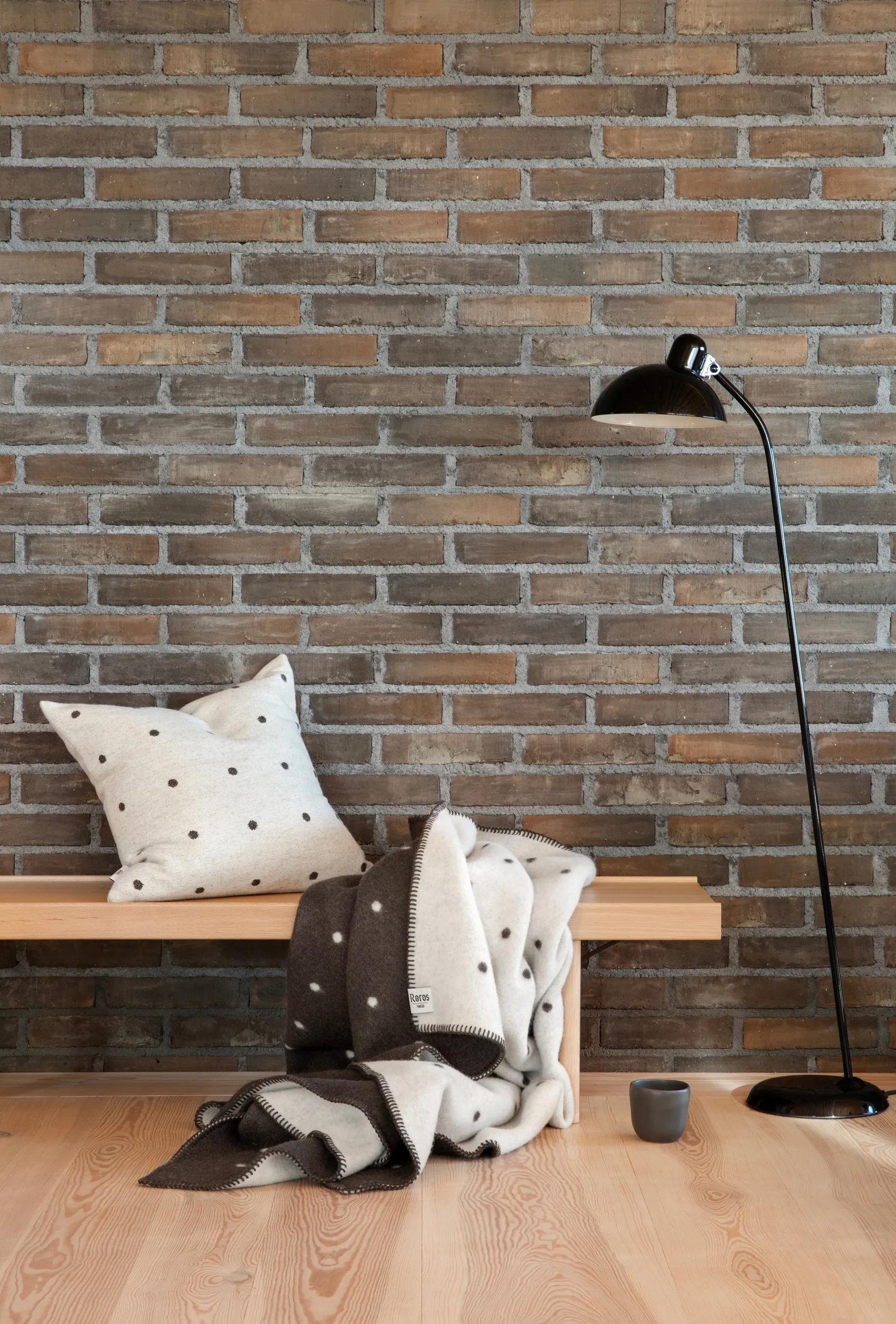 Pastille pude 50x50 cm, Black and white Røros Tweed