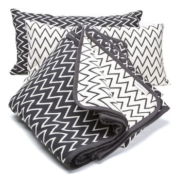 Zigzag sengetæppe sort - 140x260 cm - Ørskov