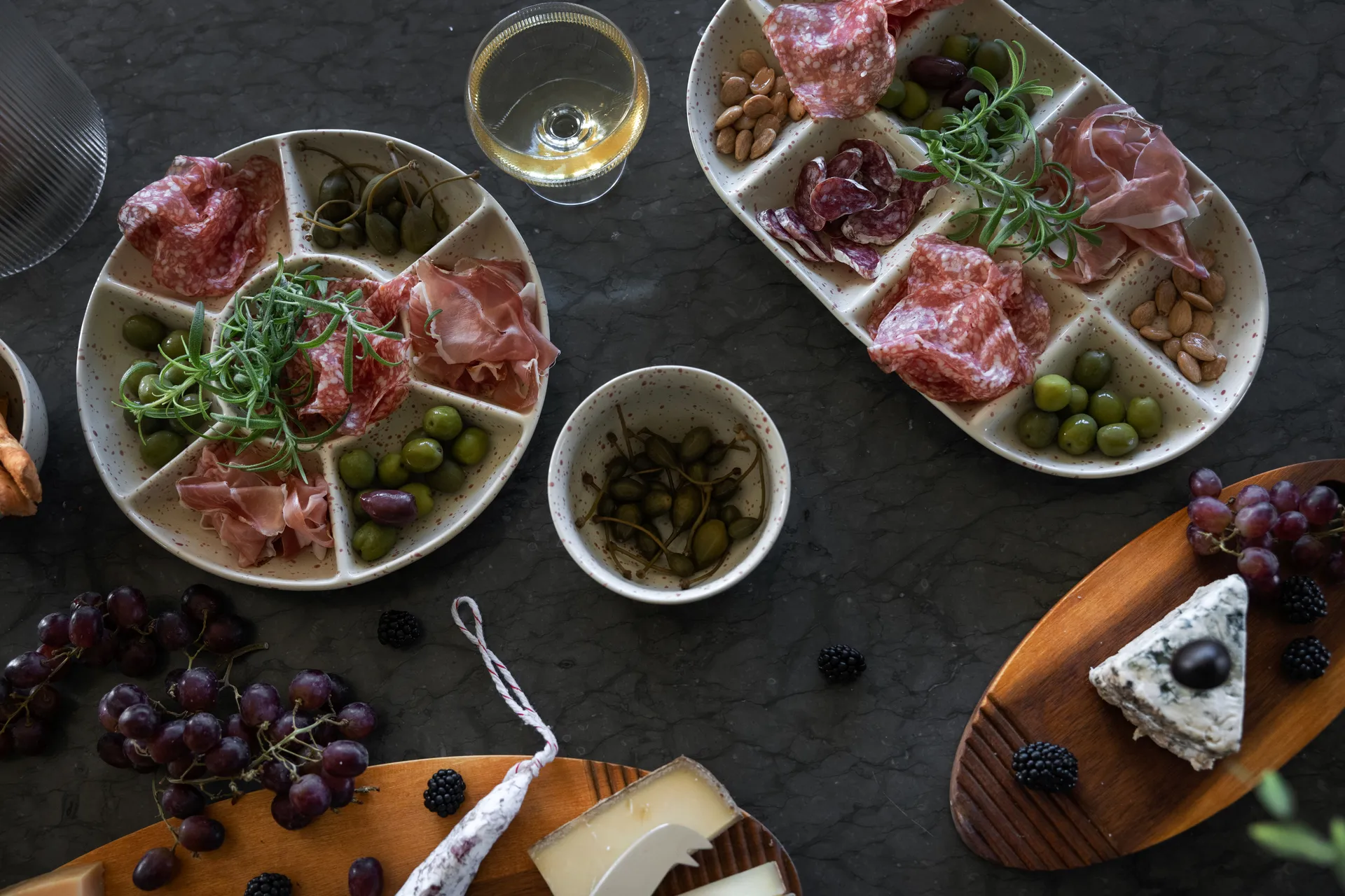 Ditte serveringsfad stor 20x36 cm, Beige-vinrød Sagaform