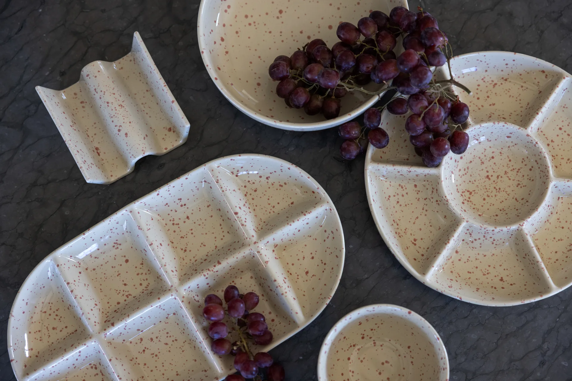 Ditte serveringsfad stor 20x36 cm, Beige-vinrød Sagaform