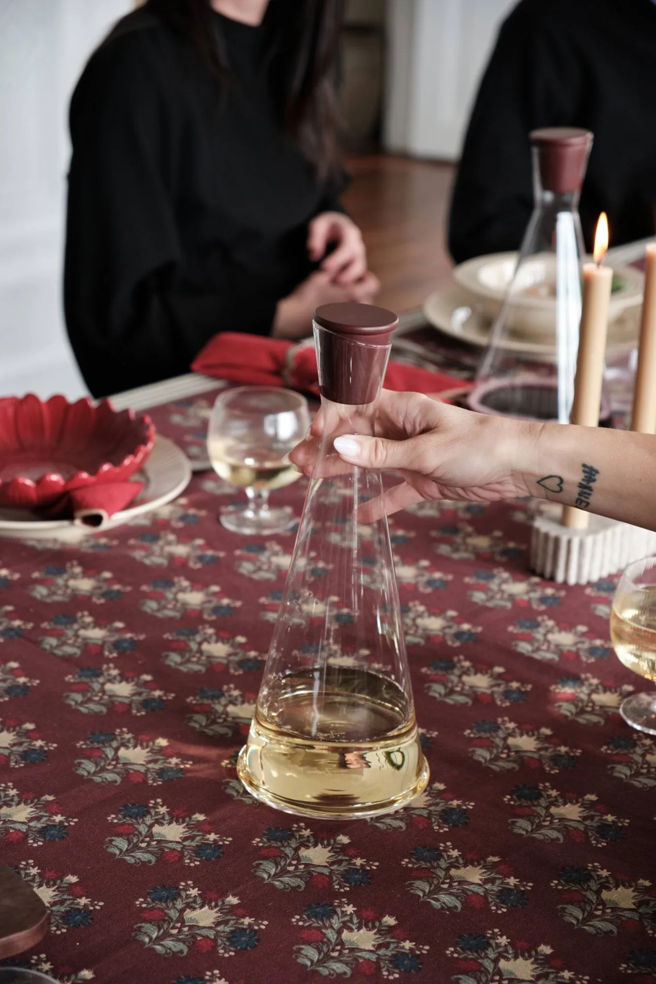 Gurken karaffel, Klar-mørkerød, 1,2 L Sagaform