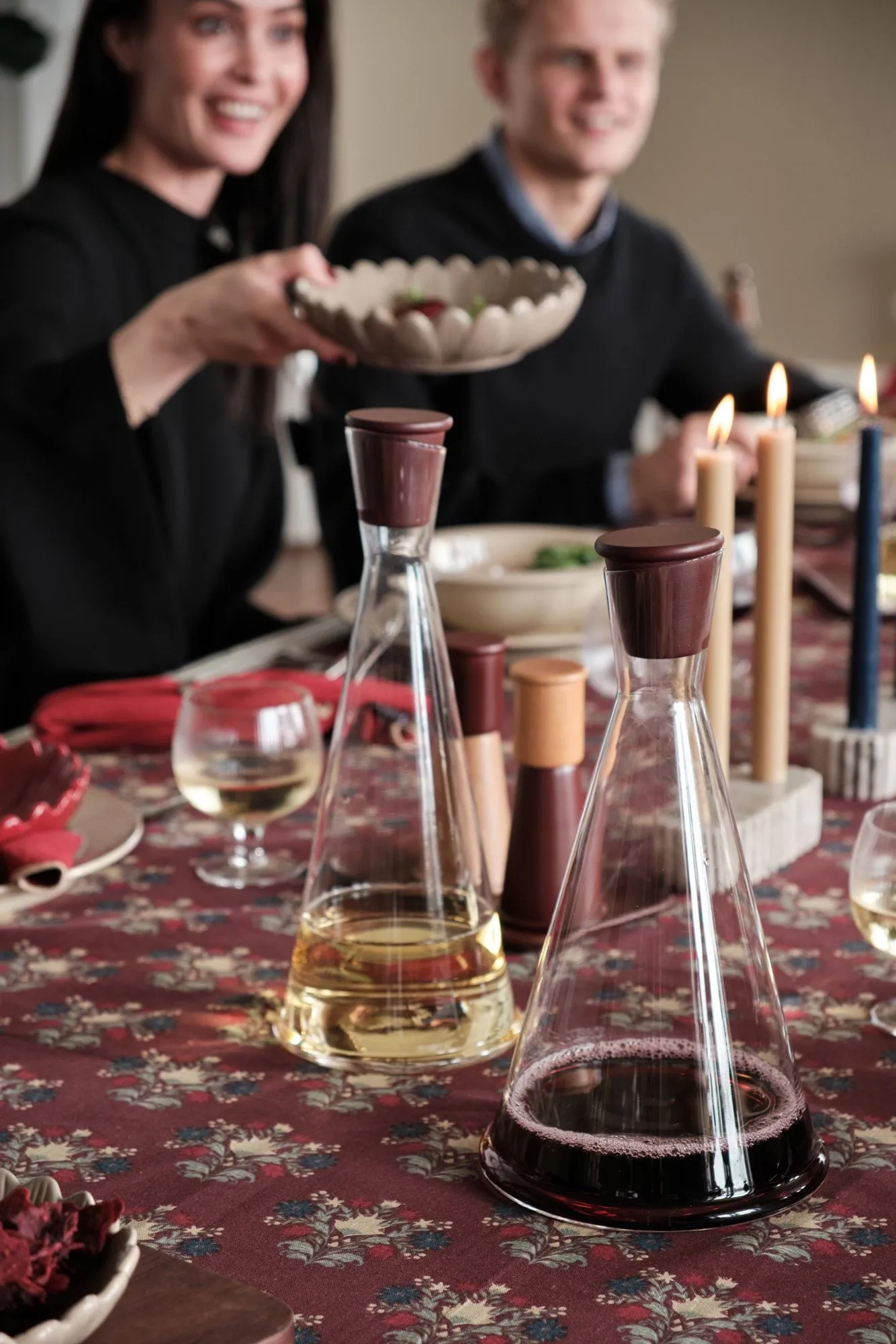 Gurken karaffel, Klar-mørkerød, 1,2 L Sagaform