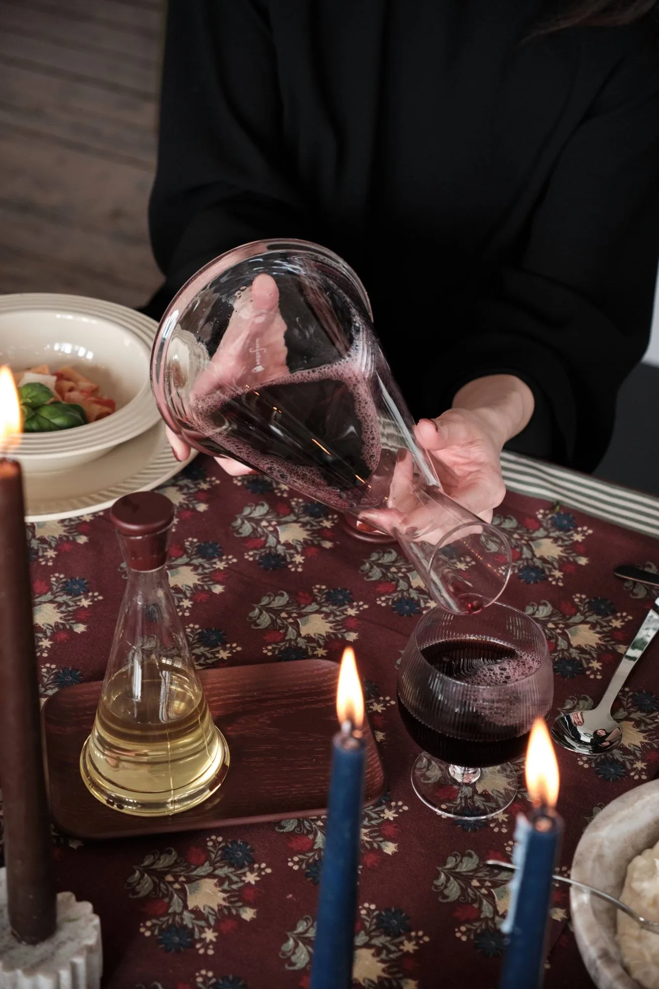 Gurken vinkaraffel, Klar-mørkerød, 1,6 L Sagaform