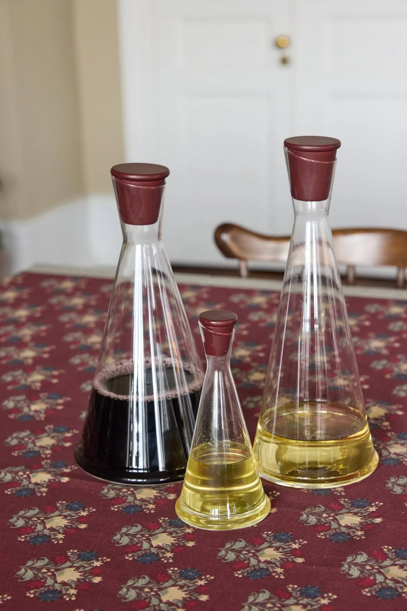 Gurken vinkaraffel, Klar-mørkerød, 1,6 L Sagaform