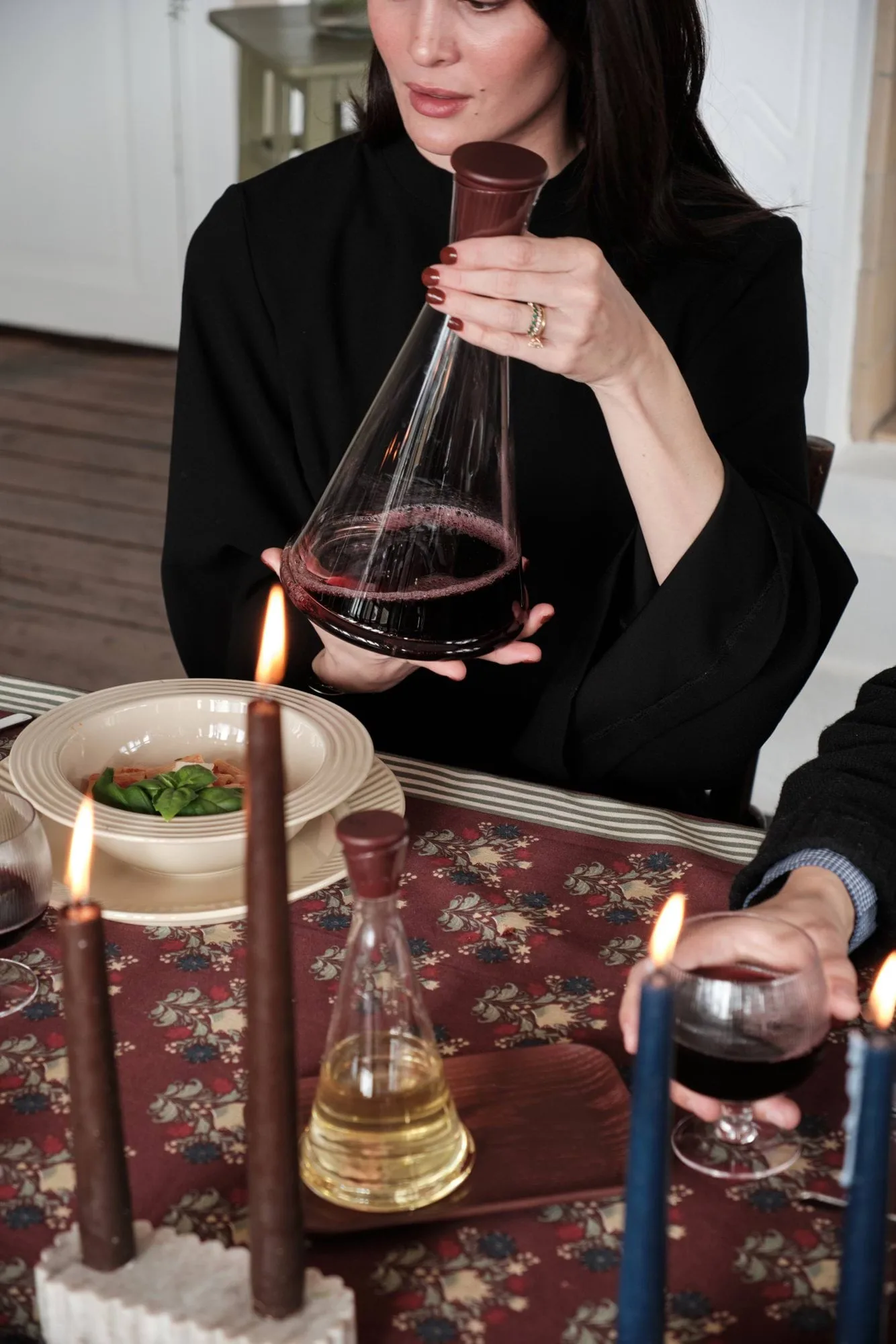 Gurken vinkaraffel, Klar-mørkerød, 1,6 L Sagaform