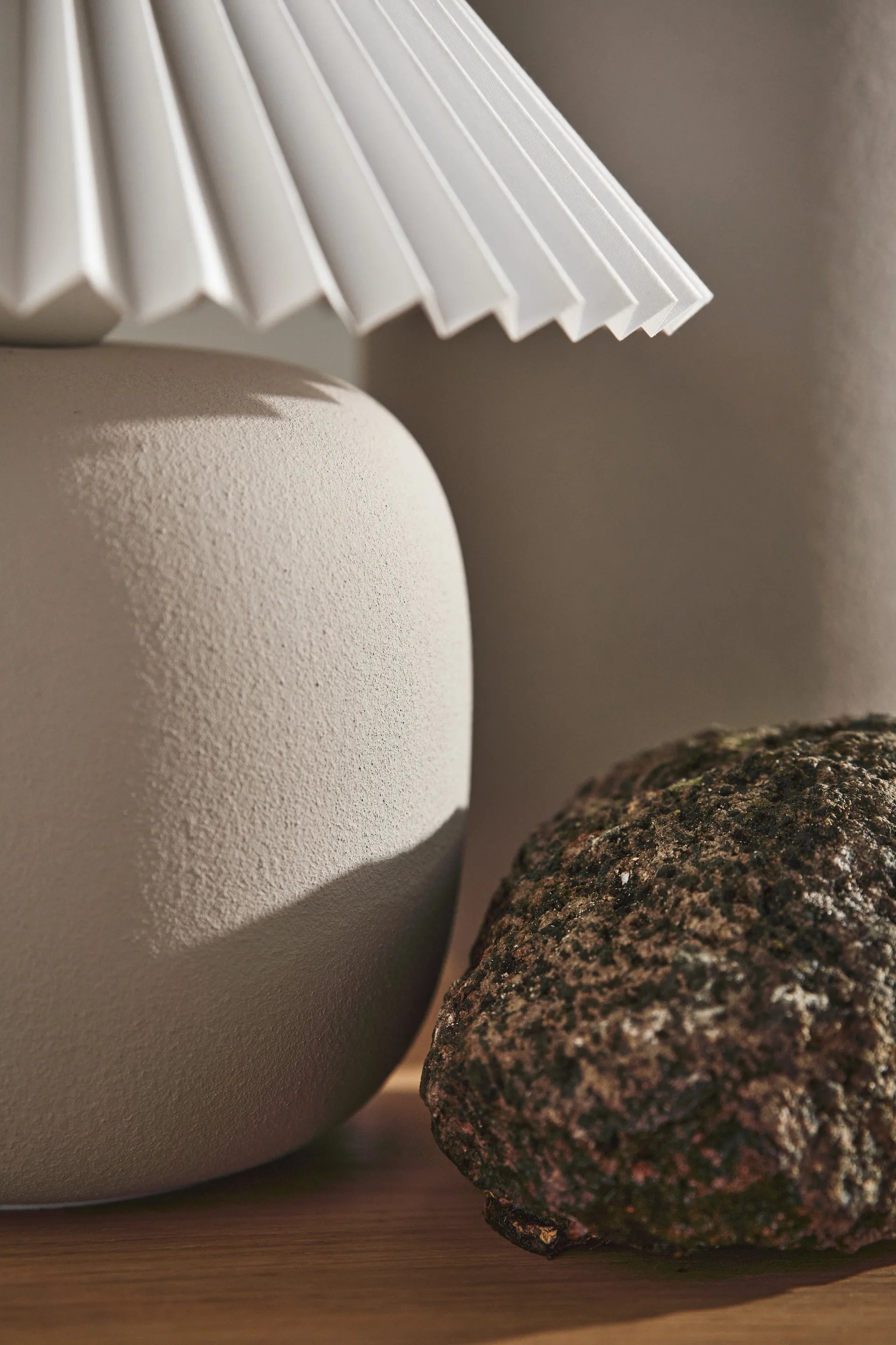 Boulder bordlampe 29 cm beige-pleated white Scandi Living