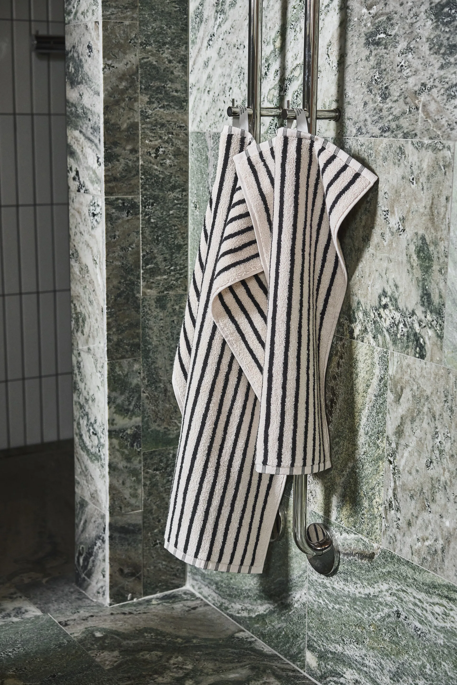 Drift håndklæde 30x50 cm, Hvid-sort Scandi Living