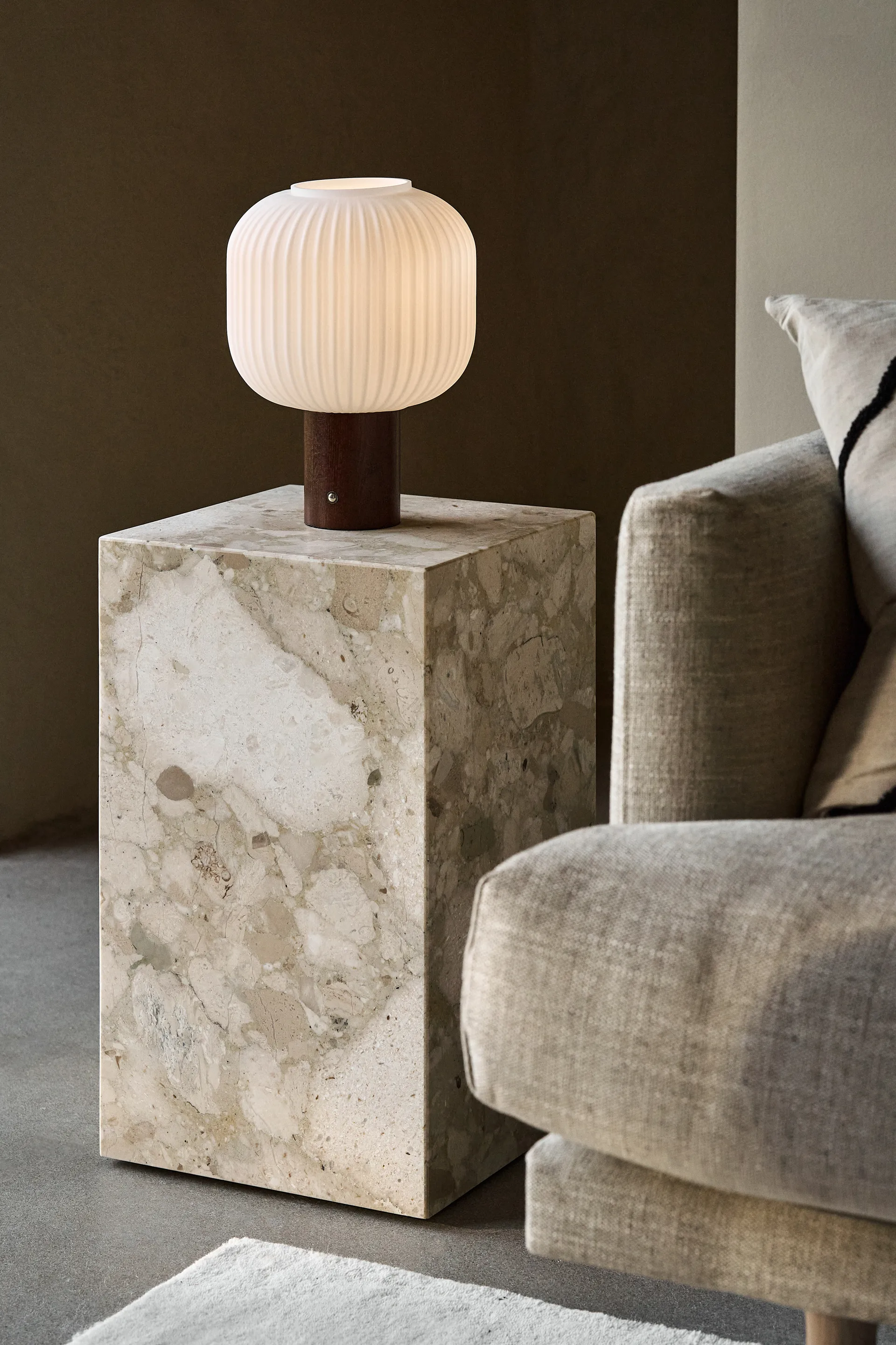 Fair bærbar bordlampe, Frostet glas-mørkbejdset ask Scandi Living