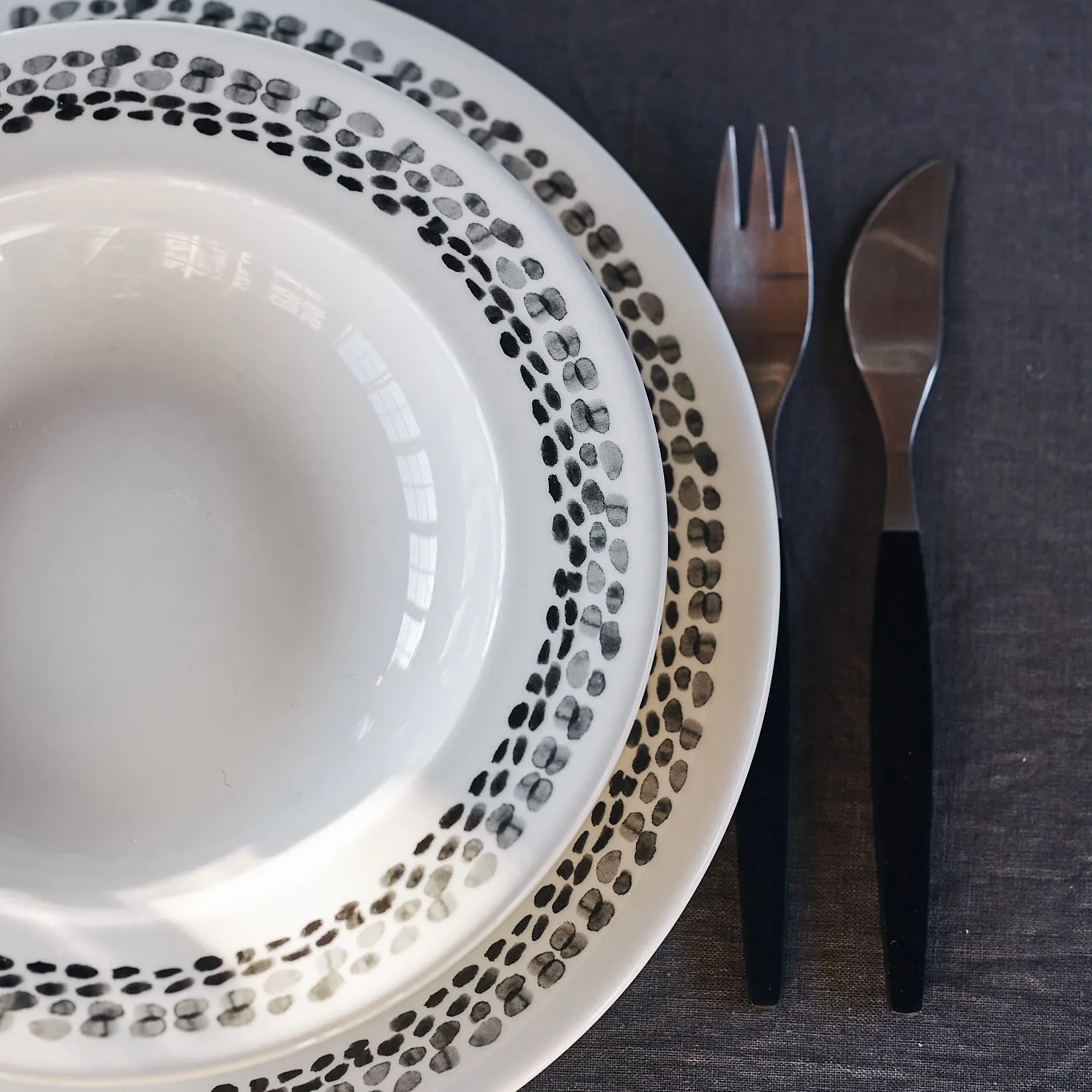 Klappersten tallerken 28 cm, 4 stk., sort og hvid Scandi Living