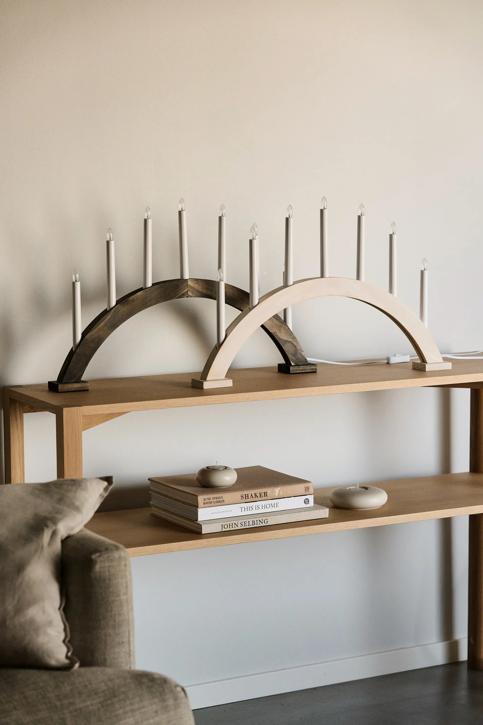 Sky adventslysestage bue 41 cm, Mørkbejdset Scandi Living