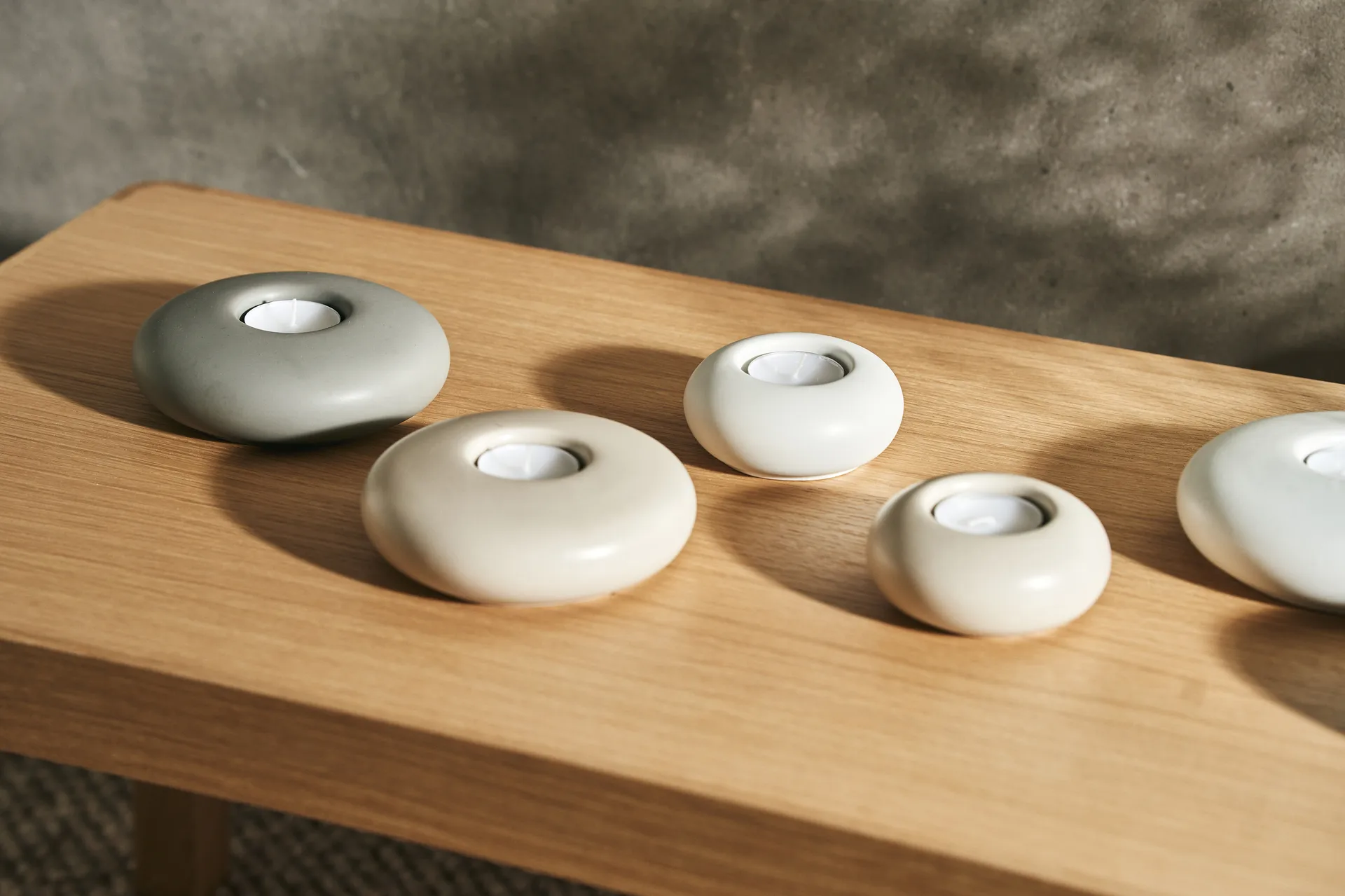 Stone fyrfadsstage Ø9 cm, Beige Scandi Living