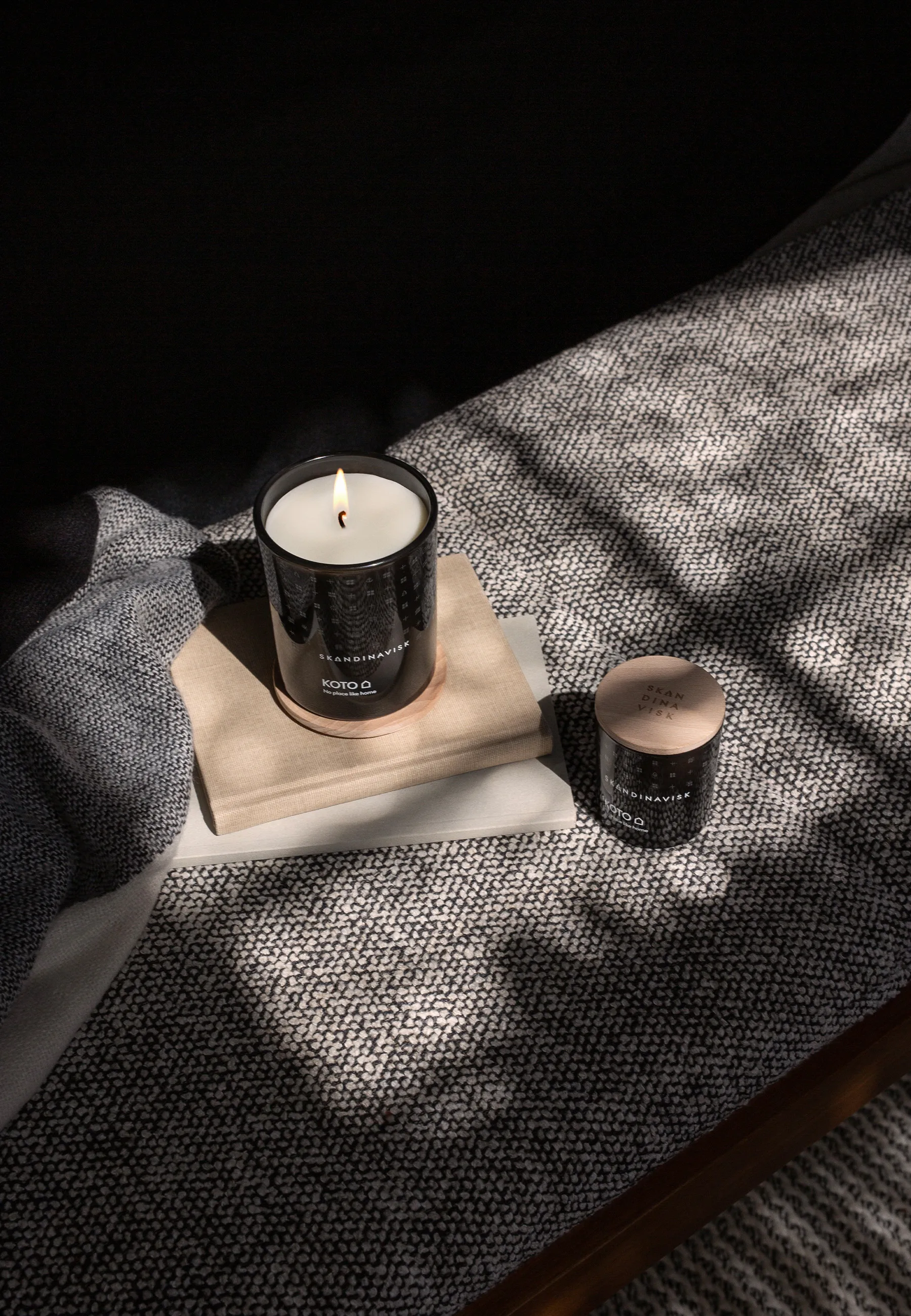 Koto duftlys med låg, 65 g Skandinavisk
