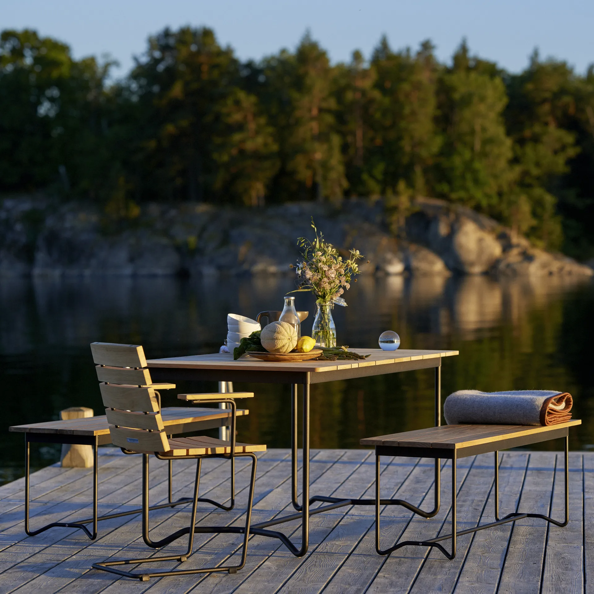 Grinda bænk, Teak, sort stativ Skargaarden