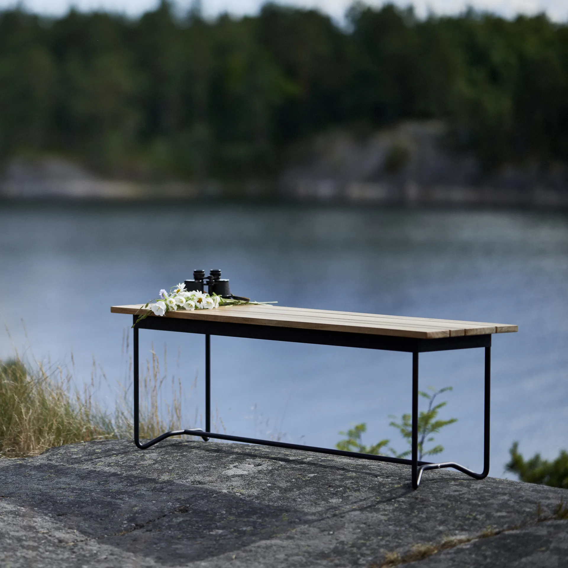 Grinda bænk, Teak, sort stativ Skargaarden