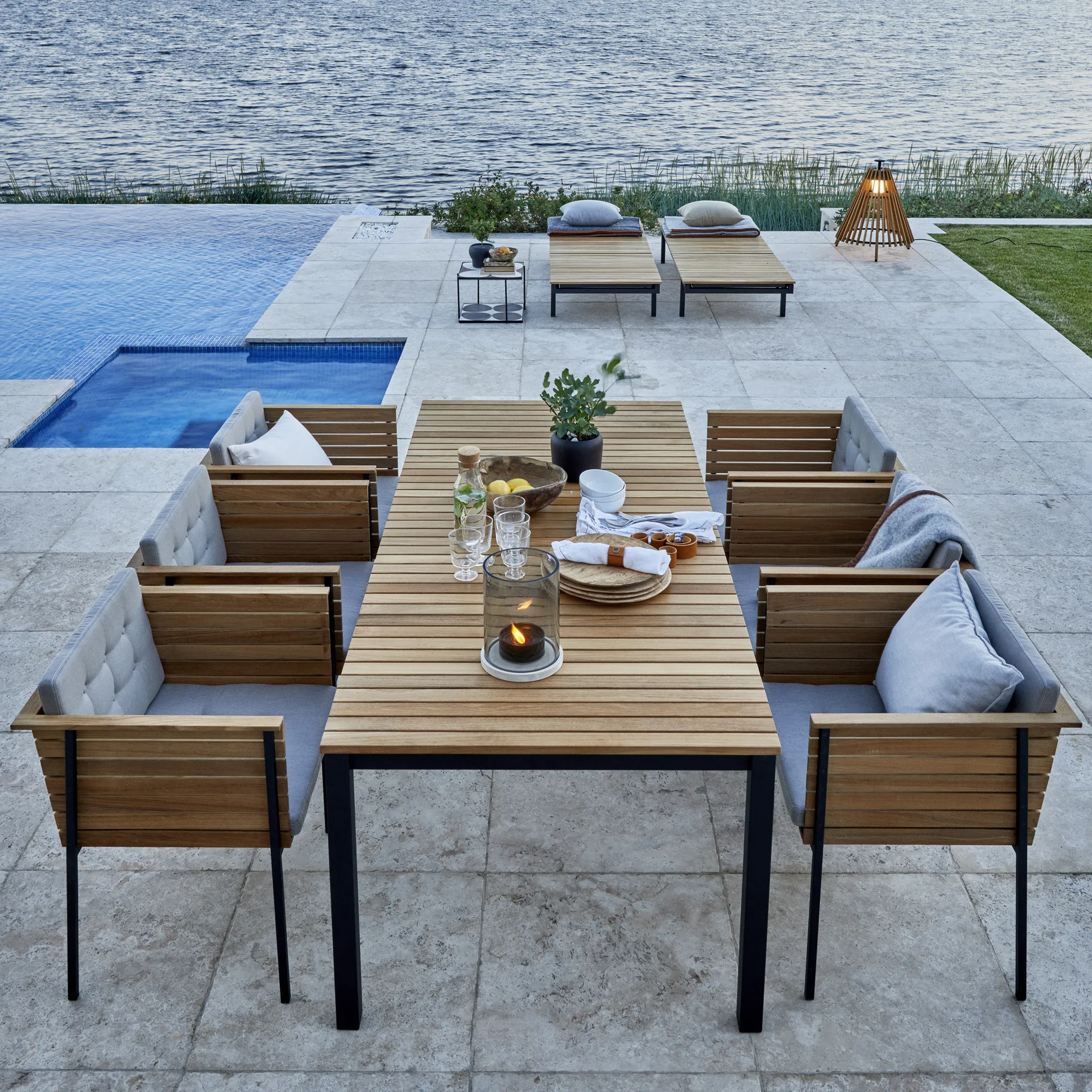 Häringe spisebord, Teak, medium, sort stålstativ Skargaarden