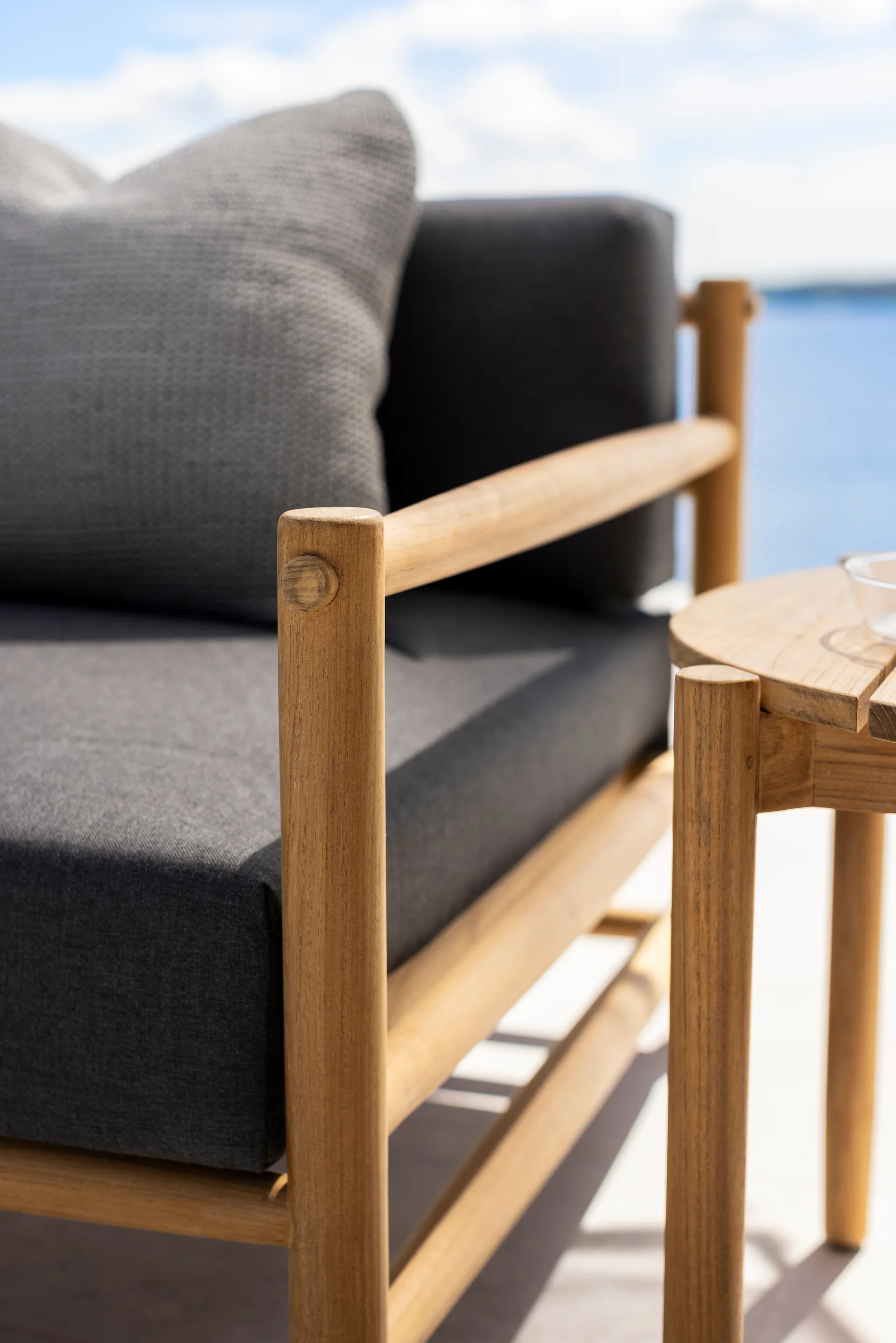 Saltholm lounge stol teak-gråbrun pude Skargaarden