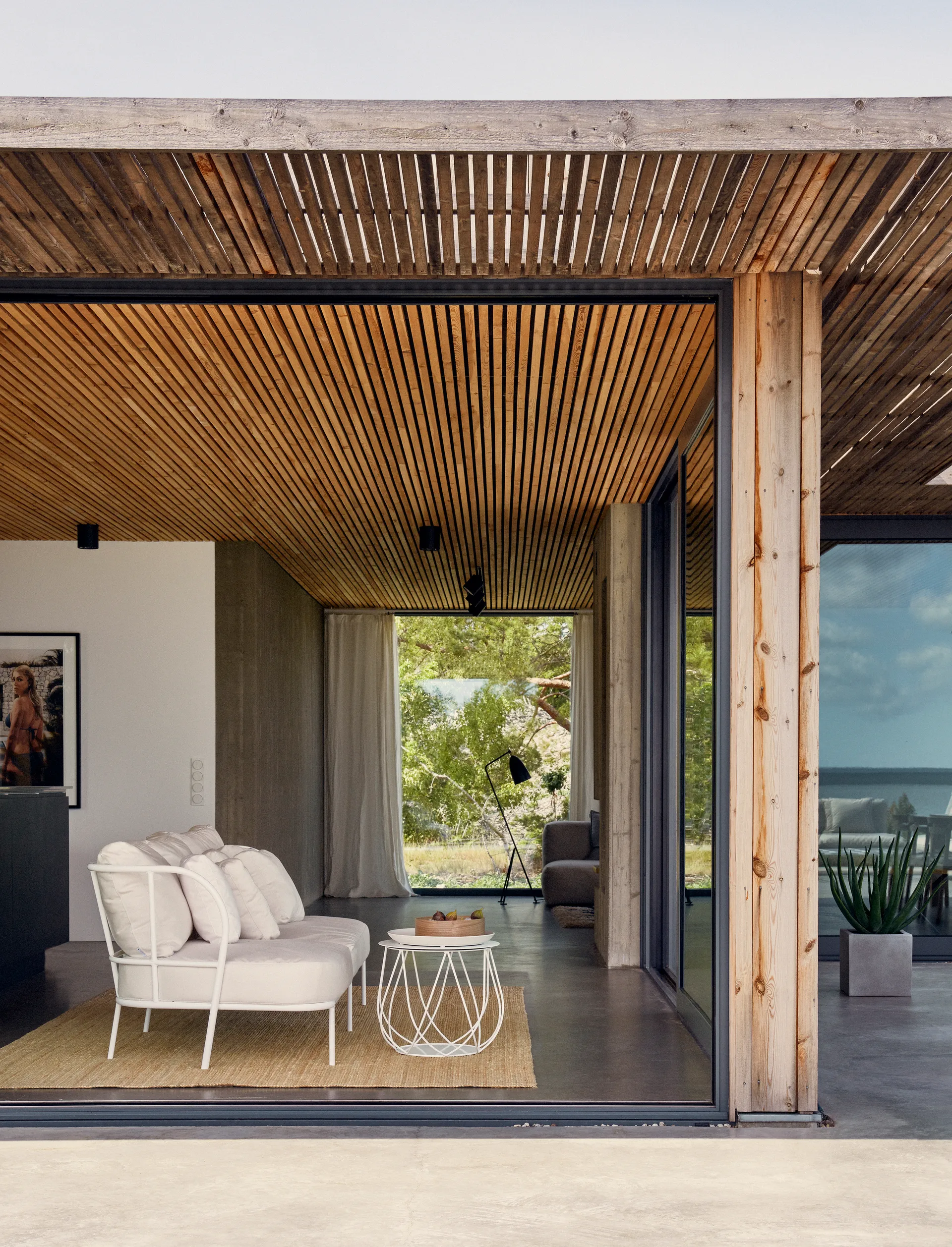 Saltö sofa, Sunbrella silver grey, charcoal grey aluminiumsram Skargaarden