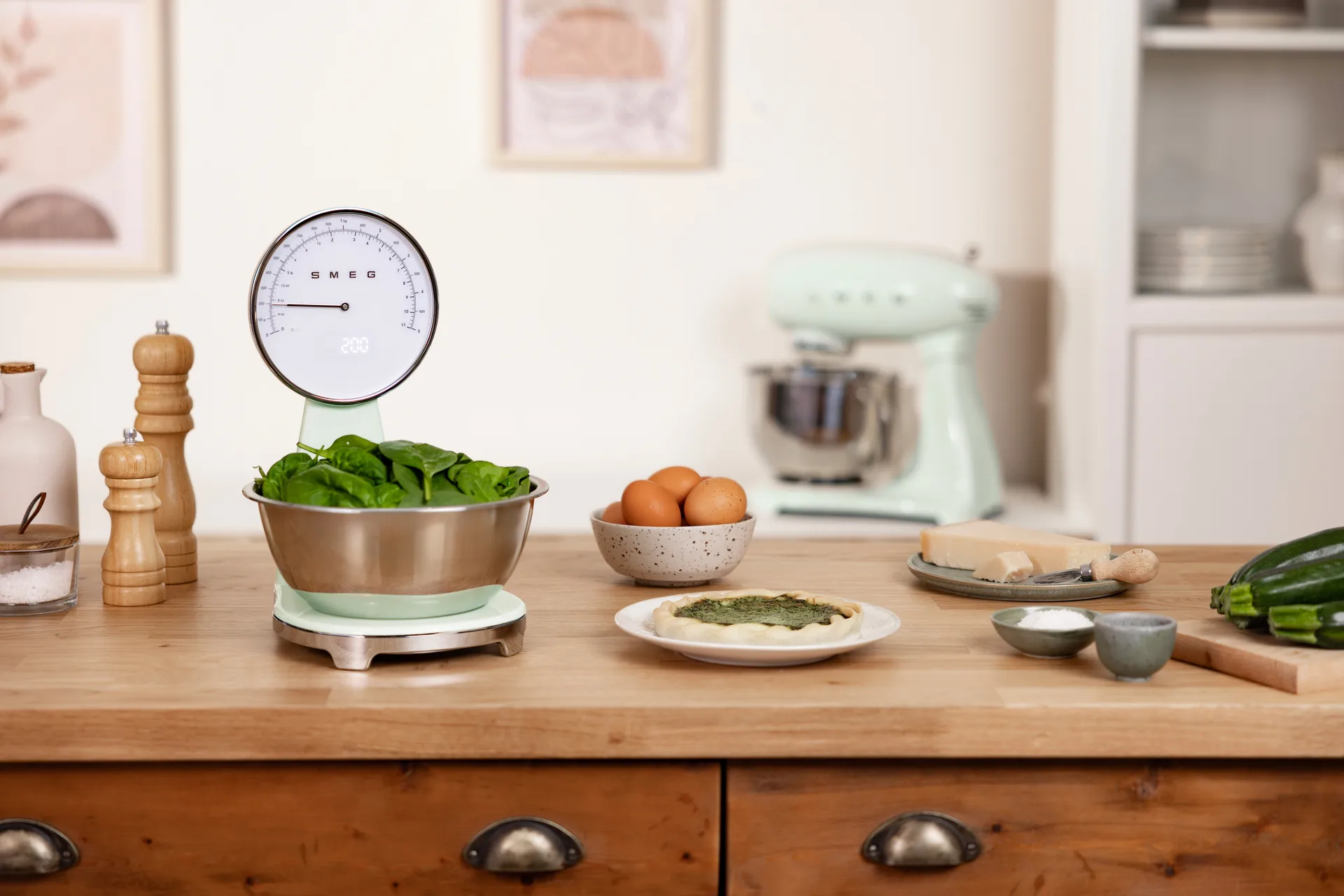 Smeg 50's Style analog køkkenvægt, Pastell green Smeg